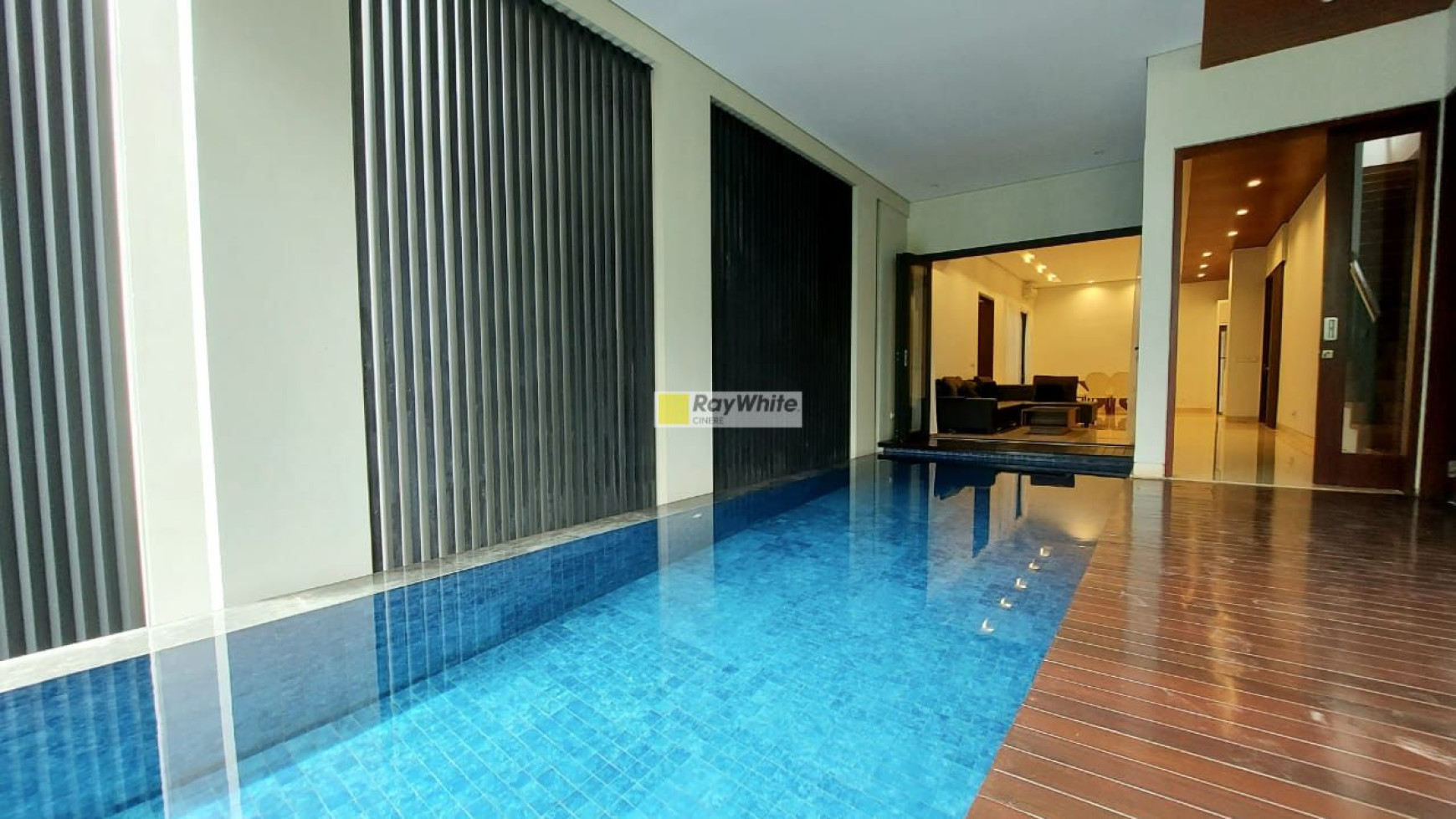 Rumah Dengan Interior Cantik dan Swimming Pool di Cilandak