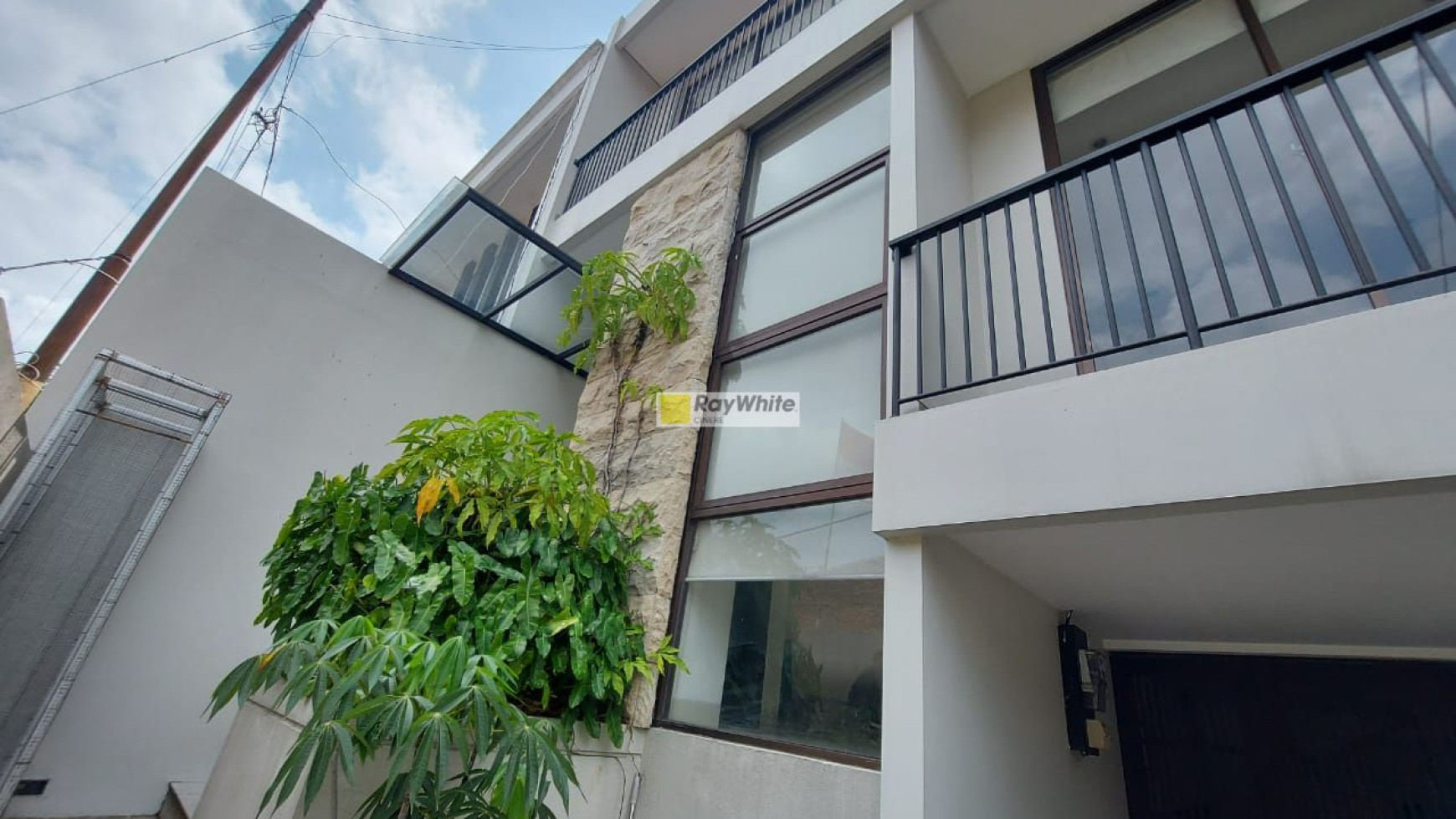 Rumah modern minimalis dalam town house di Cipete