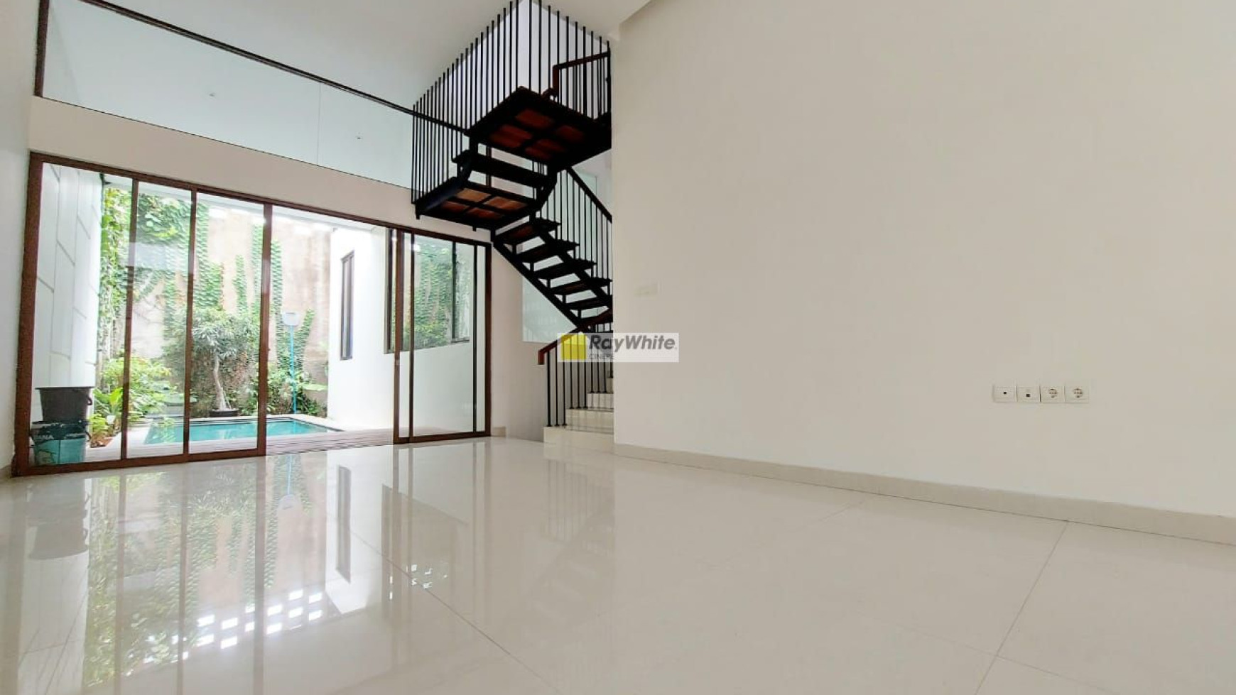 Rumah modern minimalis dalam town house di Cipete