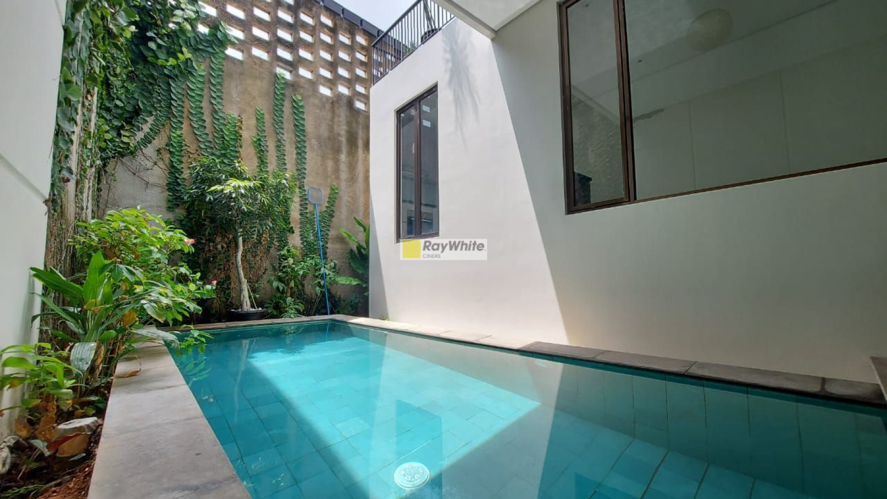 Rumah modern minimalis dalam town house di Cipete