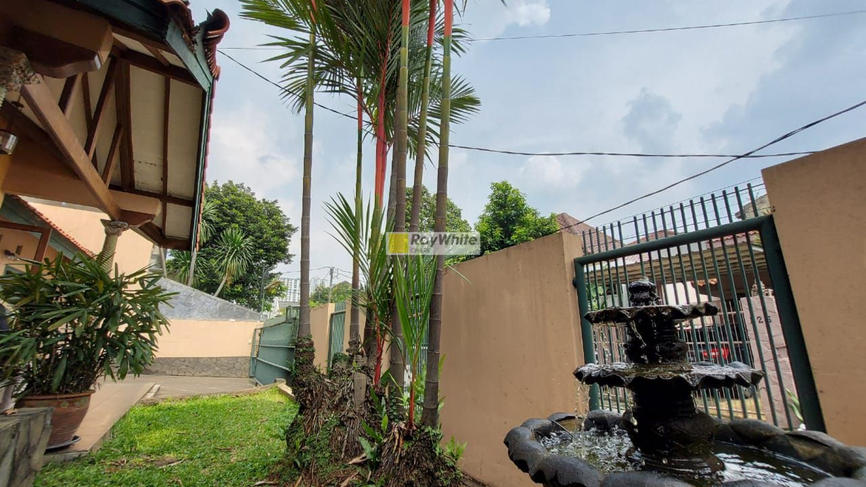 Rumah artistik dalam komplek di Bukit Cinere Raya