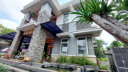 Rumah Bergaya Modern Tropis di Jagakarsa