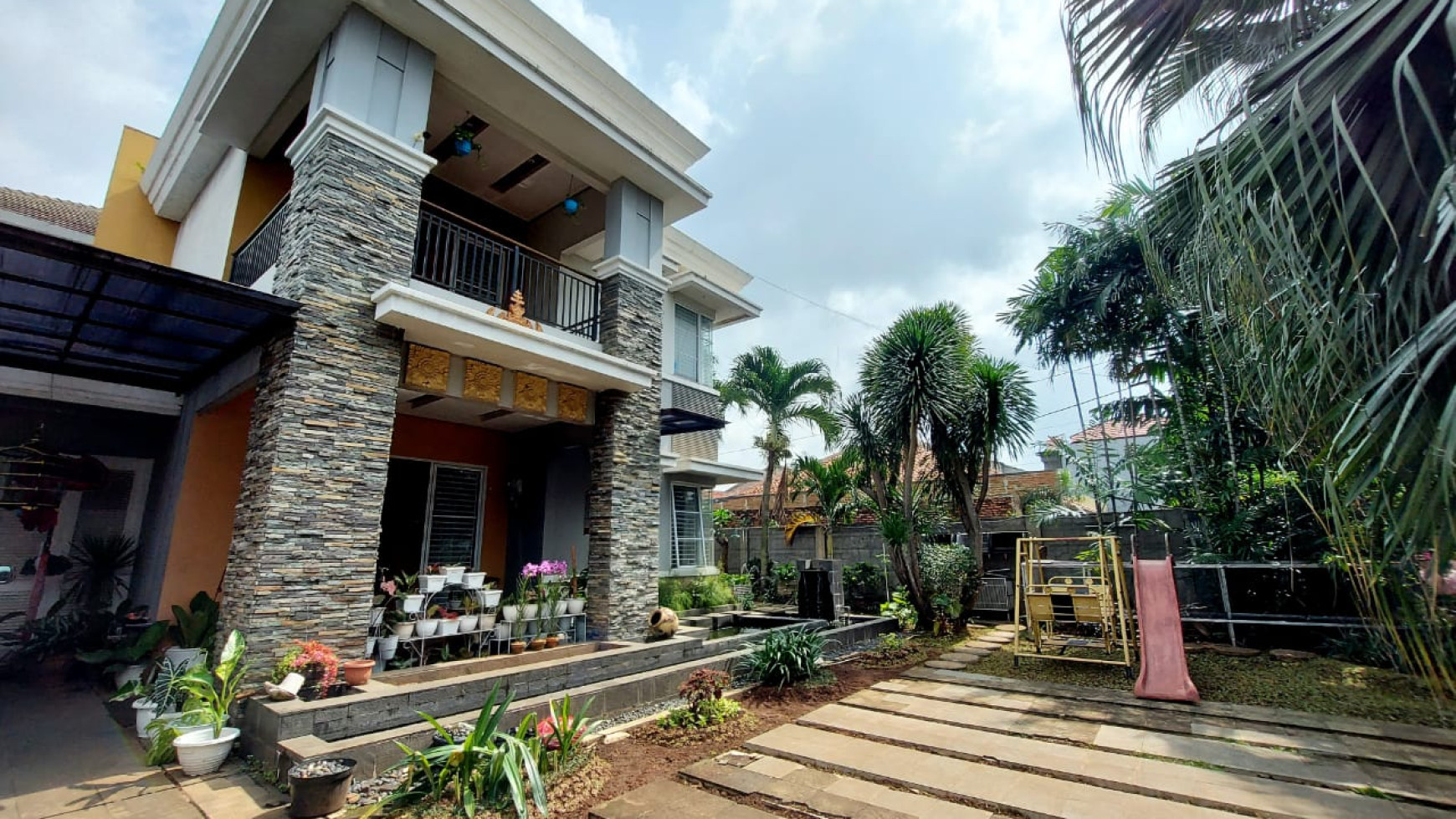 Rumah Bergaya Modern Tropis di Jagakarsa