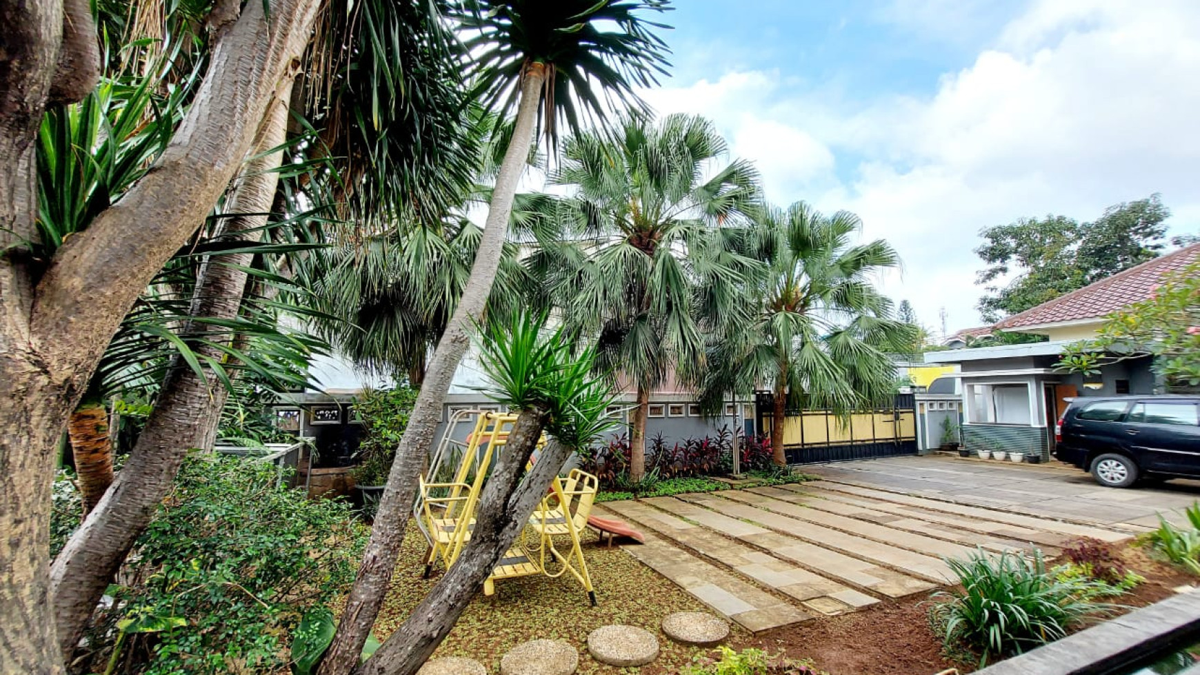 Rumah Bergaya Modern Tropis di Jagakarsa