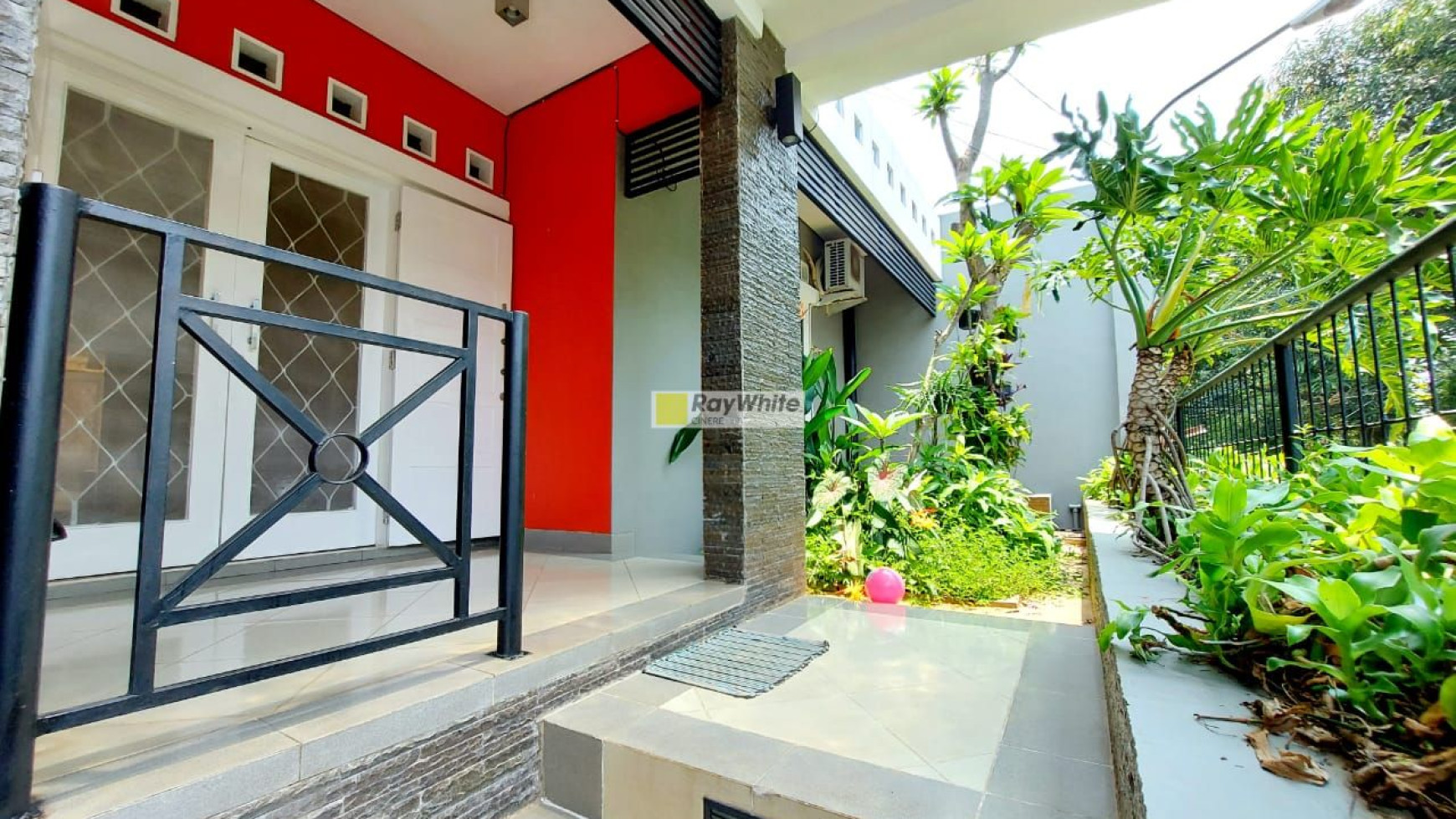 Rumah cantik menarik dalam komplek besar di Cinere