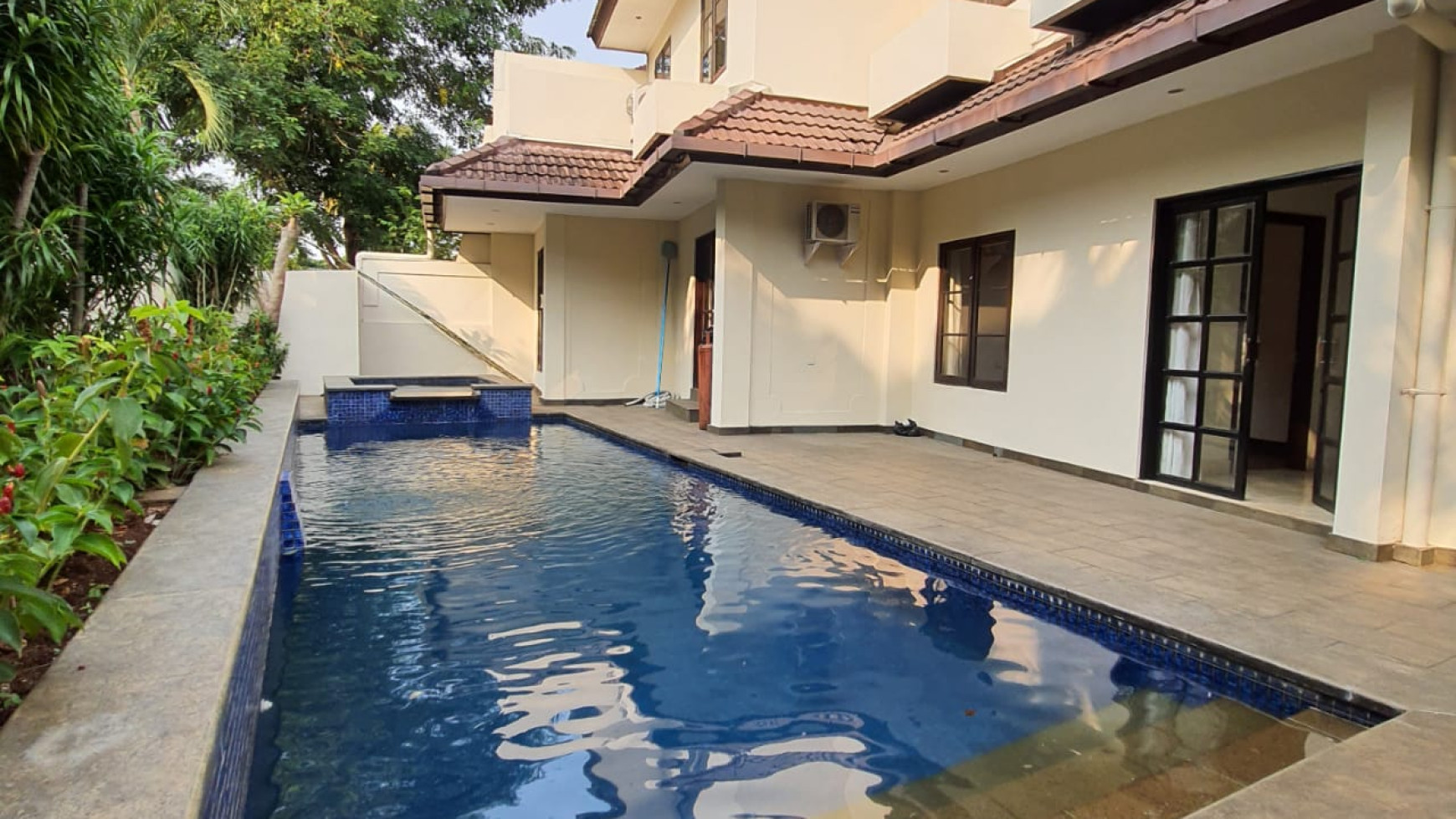 Pondok Indah, Rumah asri dan nyaman dilengkapi dengan Swimming Pool