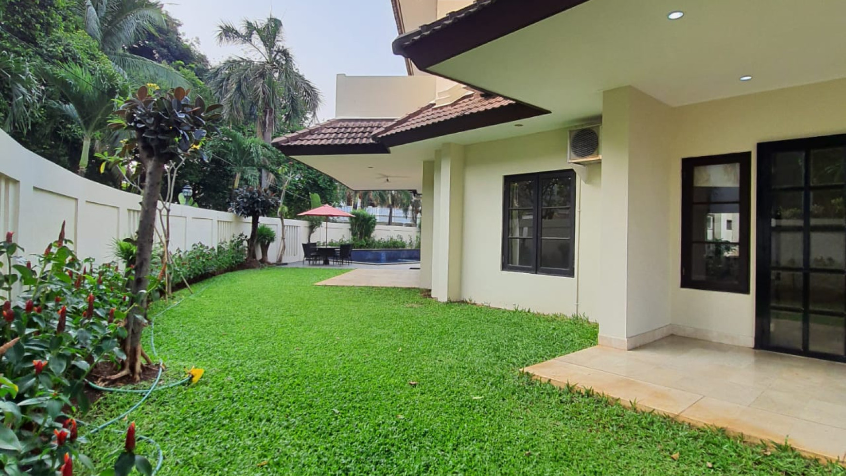 Pondok Indah, Rumah asri dan nyaman dilengkapi dengan Swimming Pool