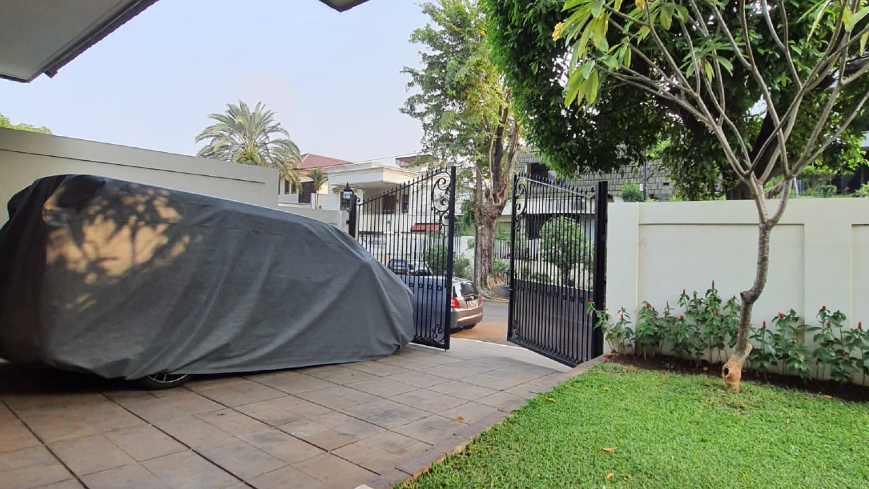 Pondok Indah, Rumah asri dan nyaman dilengkapi dengan Swimming Pool