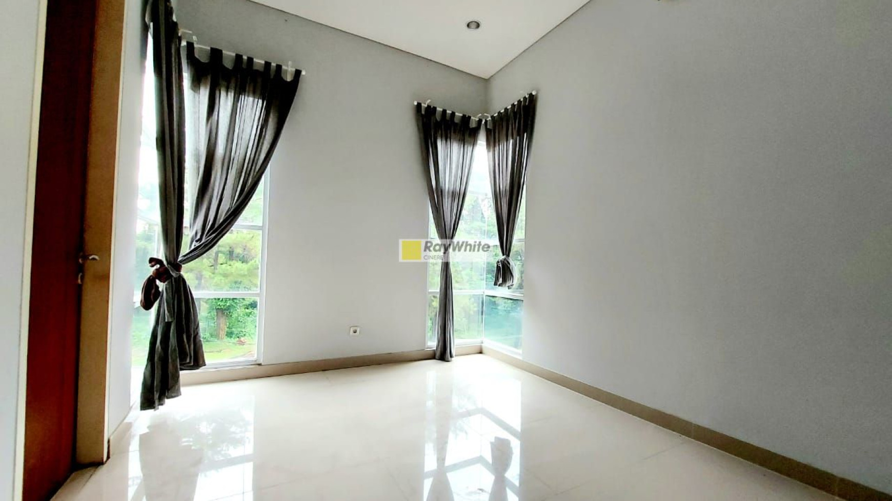 Rumah modern minimalis dalam komplek elite dan asri di Cinere