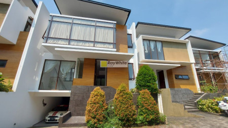 Rumah brand new modern tropis dalam town house di Ampera