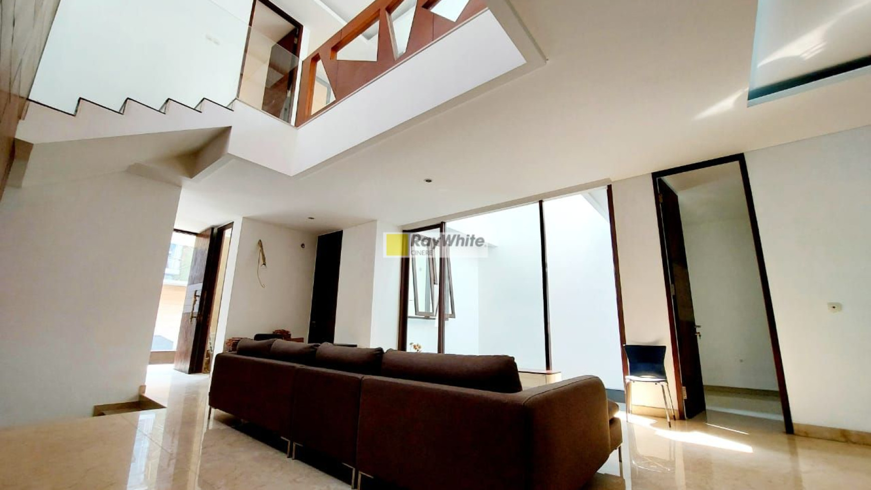 Rumah brand new modern tropis dalam town house di Ampera