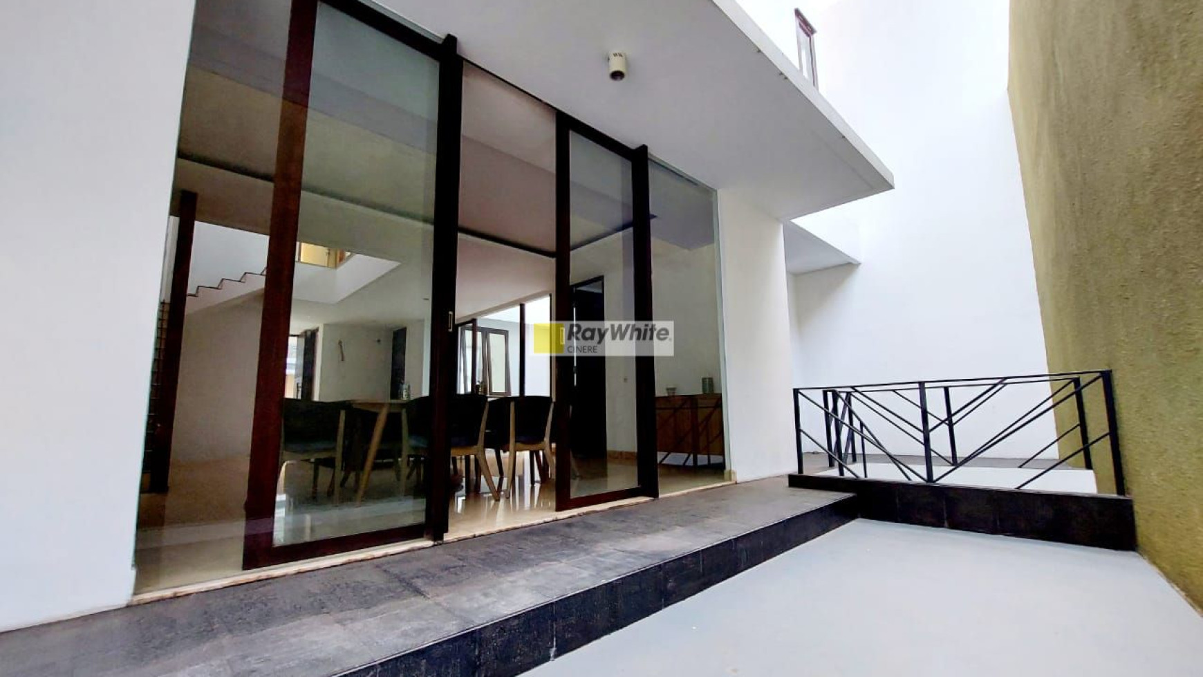 Rumah brand new modern tropis dalam town house di Ampera