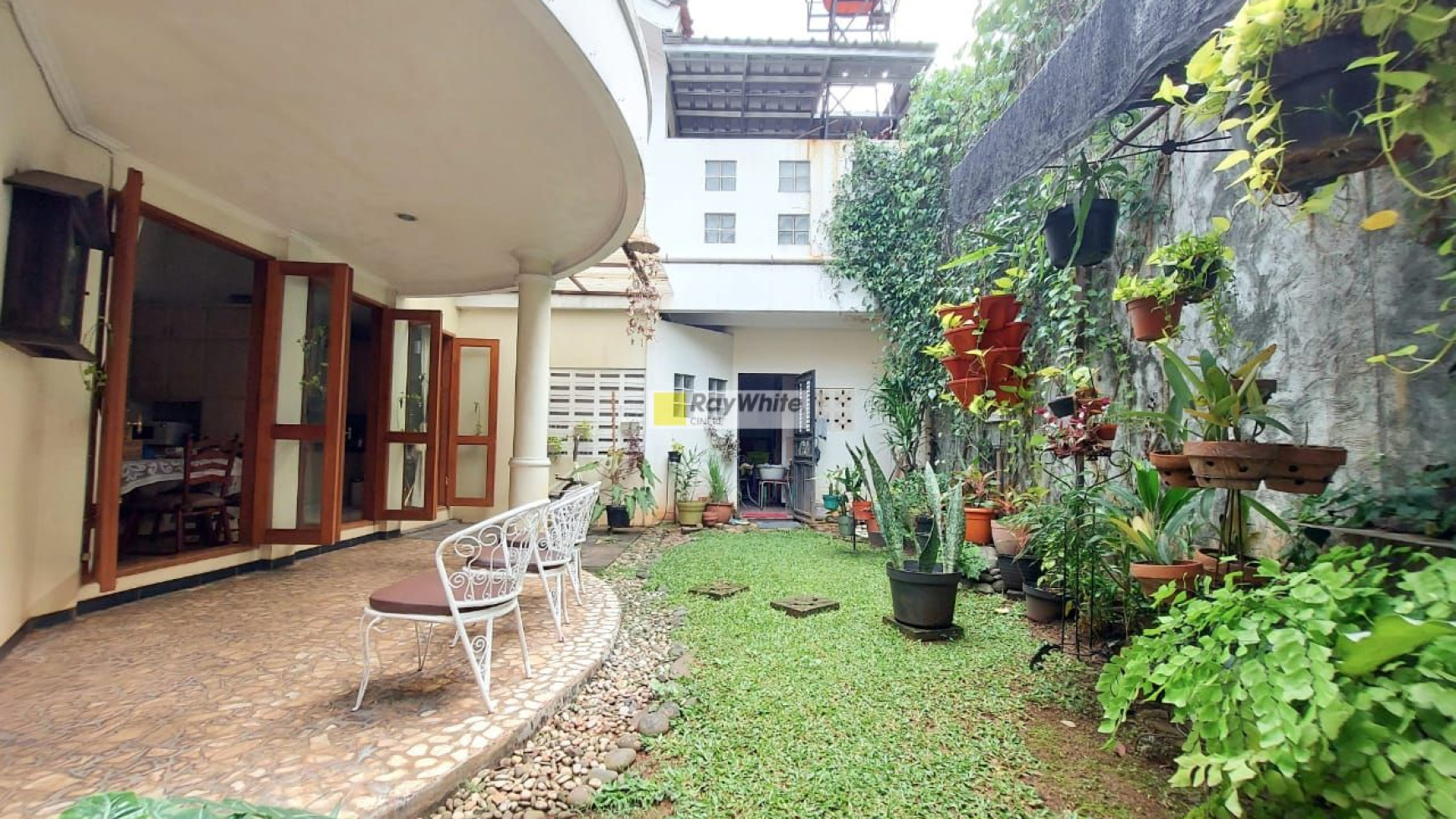 Rumah Classic Menarik Dalam Cluster Besar Dan Berkelas Di Bintaro Jaya