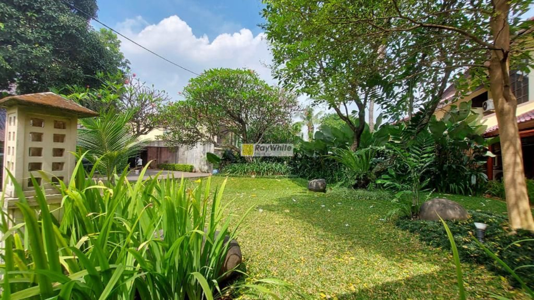 Best Deal: Rumah Nuansa Bali Villa, Furnished, Big Swimming Pool, Big Garden di Cipete