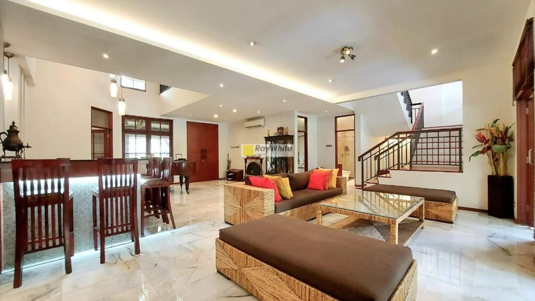 Best Deal: Rumah Nuansa Bali Villa, Furnished, Big Swimming Pool, Big Garden di Cipete