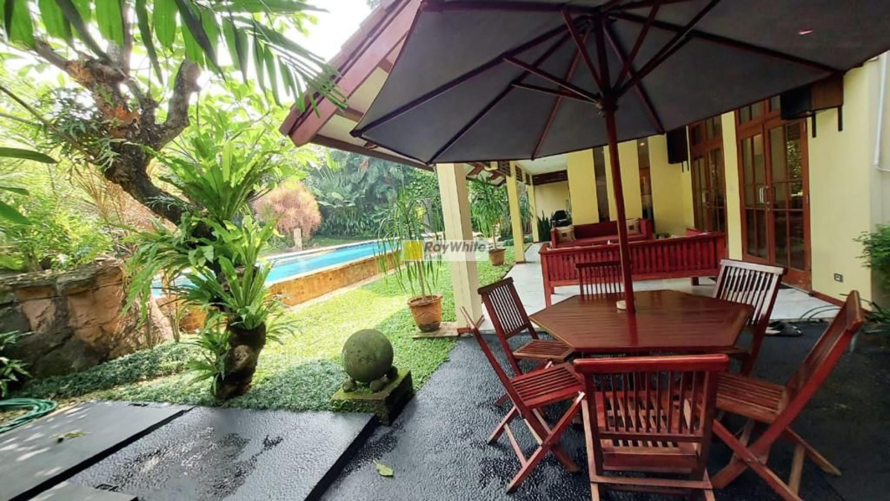 Best Deal: Rumah Nuansa Bali Villa, Furnished, Big Swimming Pool, Big Garden di Cipete