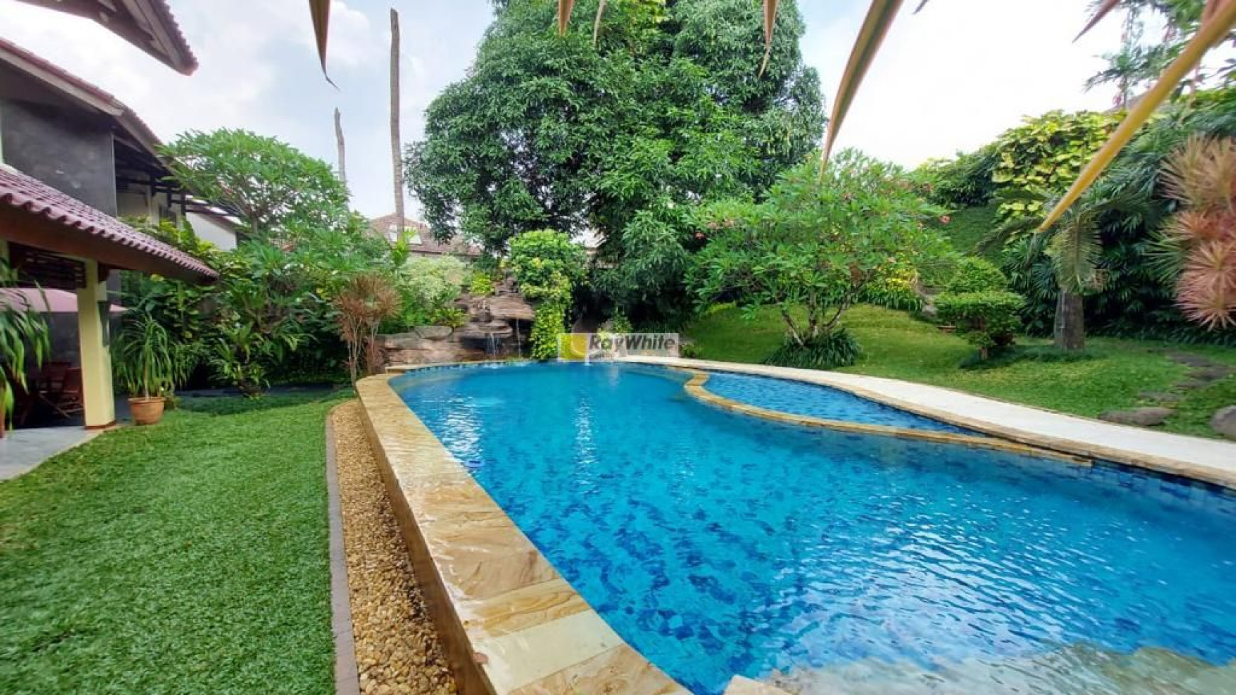 Best Deal: Rumah Nuansa Bali Villa, Furnished, Big Swimming Pool, Big Garden di Cipete