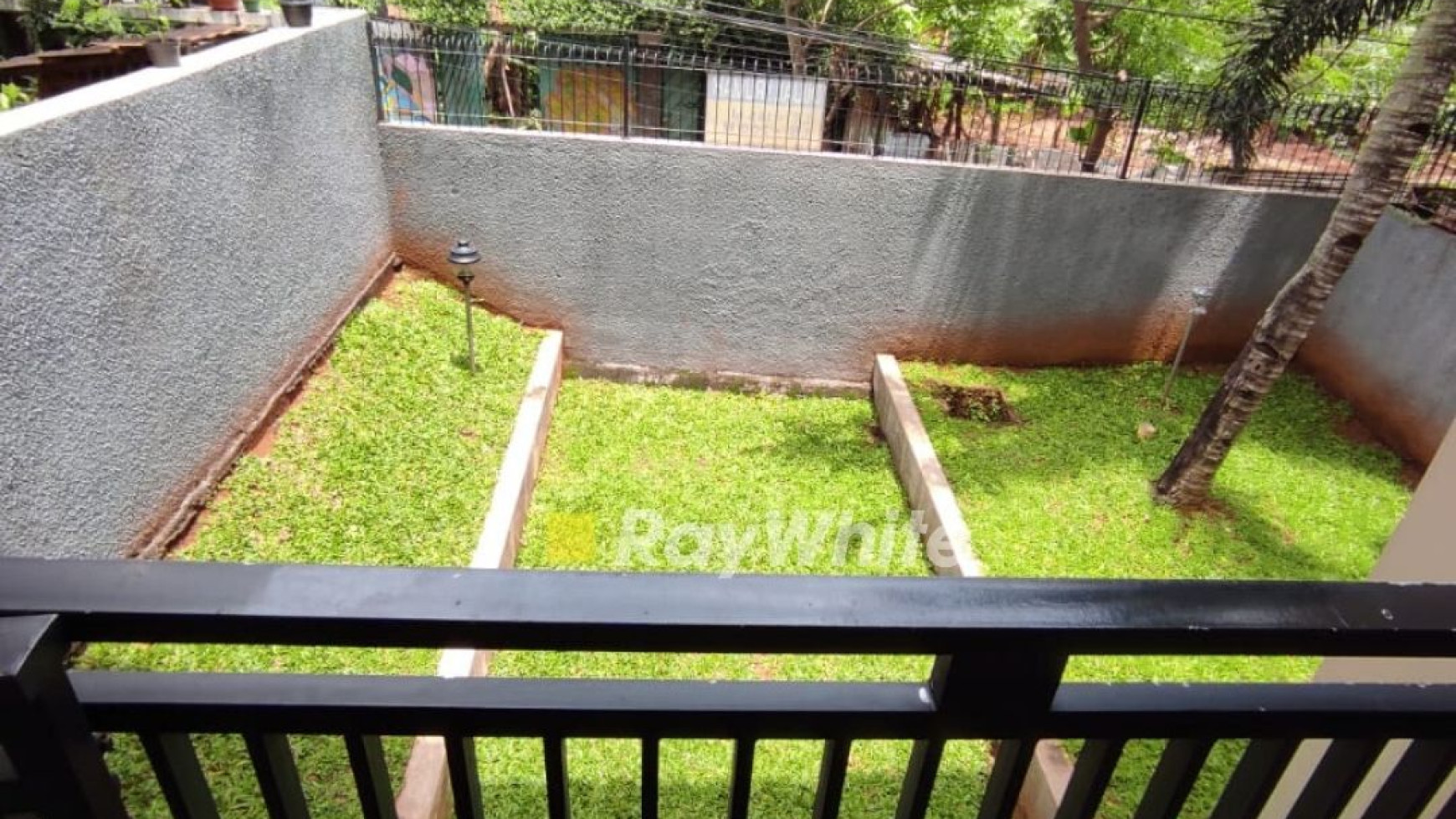 Dijual Rumah Minimalis dengan taman Di Jagakarsa