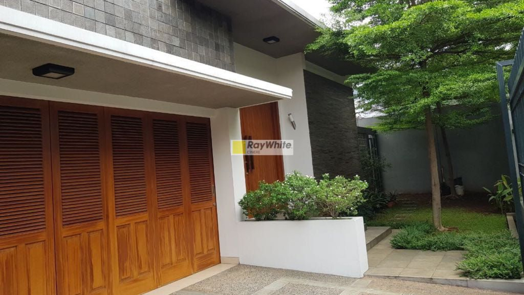 Rumah Bagus Siap Huni Design Modern Tropical Style di Ampera