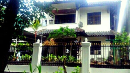 Rumah Dengan Lokasi Strategis Dan Terawat Di Kebayoran Baru.