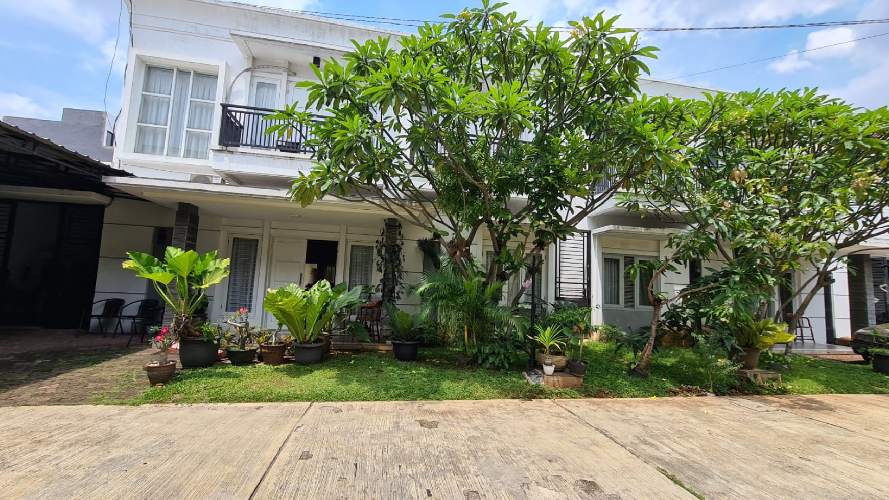 Rumah Modern Lingkungan Asri Siap huni Di Cirendeu.