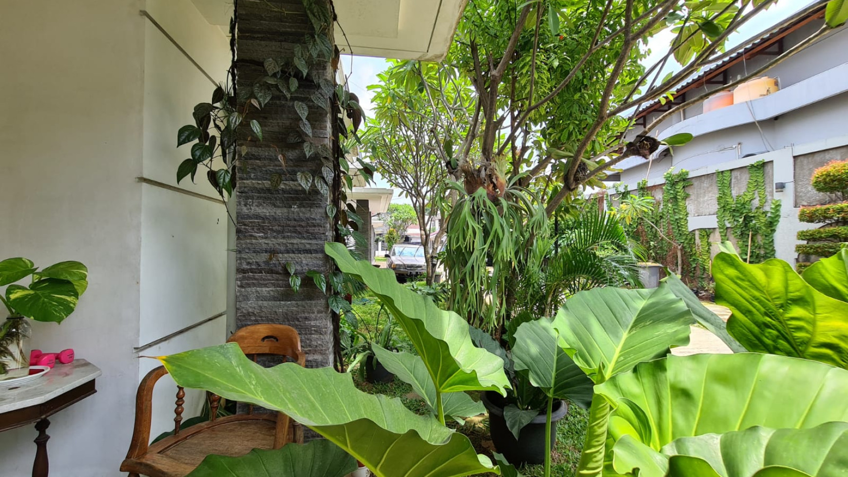 Rumah Modern Lingkungan Asri Siap huni Di Cirendeu.