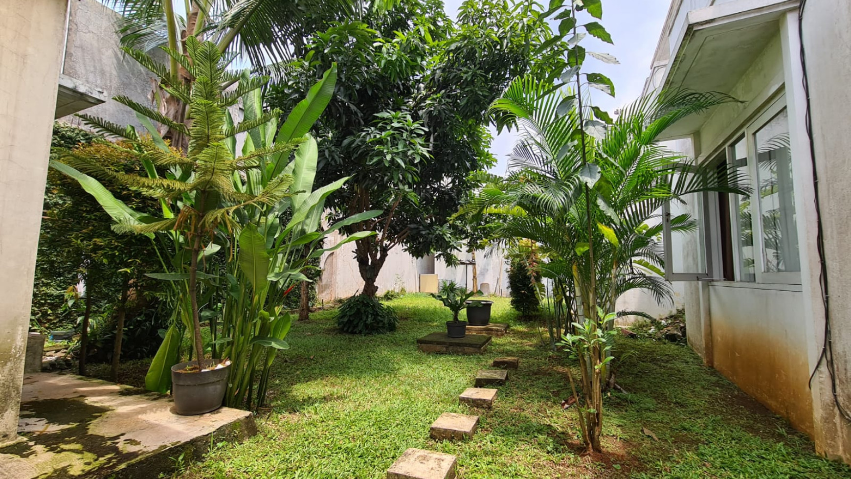 Rumah Modern Lingkungan Asri Siap huni Di Cirendeu.