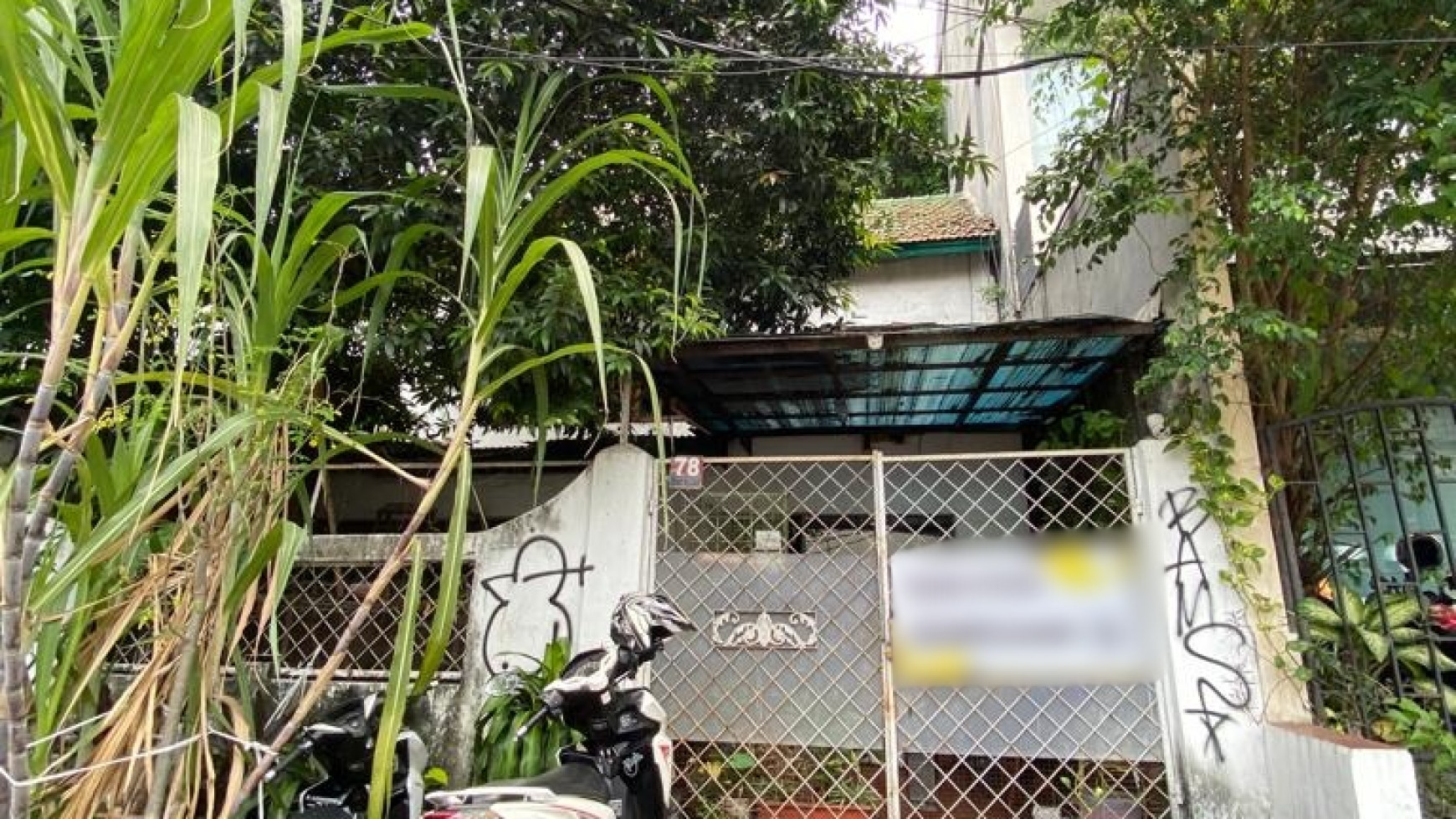 Rumah Hitung Tanah Lokasi Pinggir Jalan Besar di Kebayoran Baru