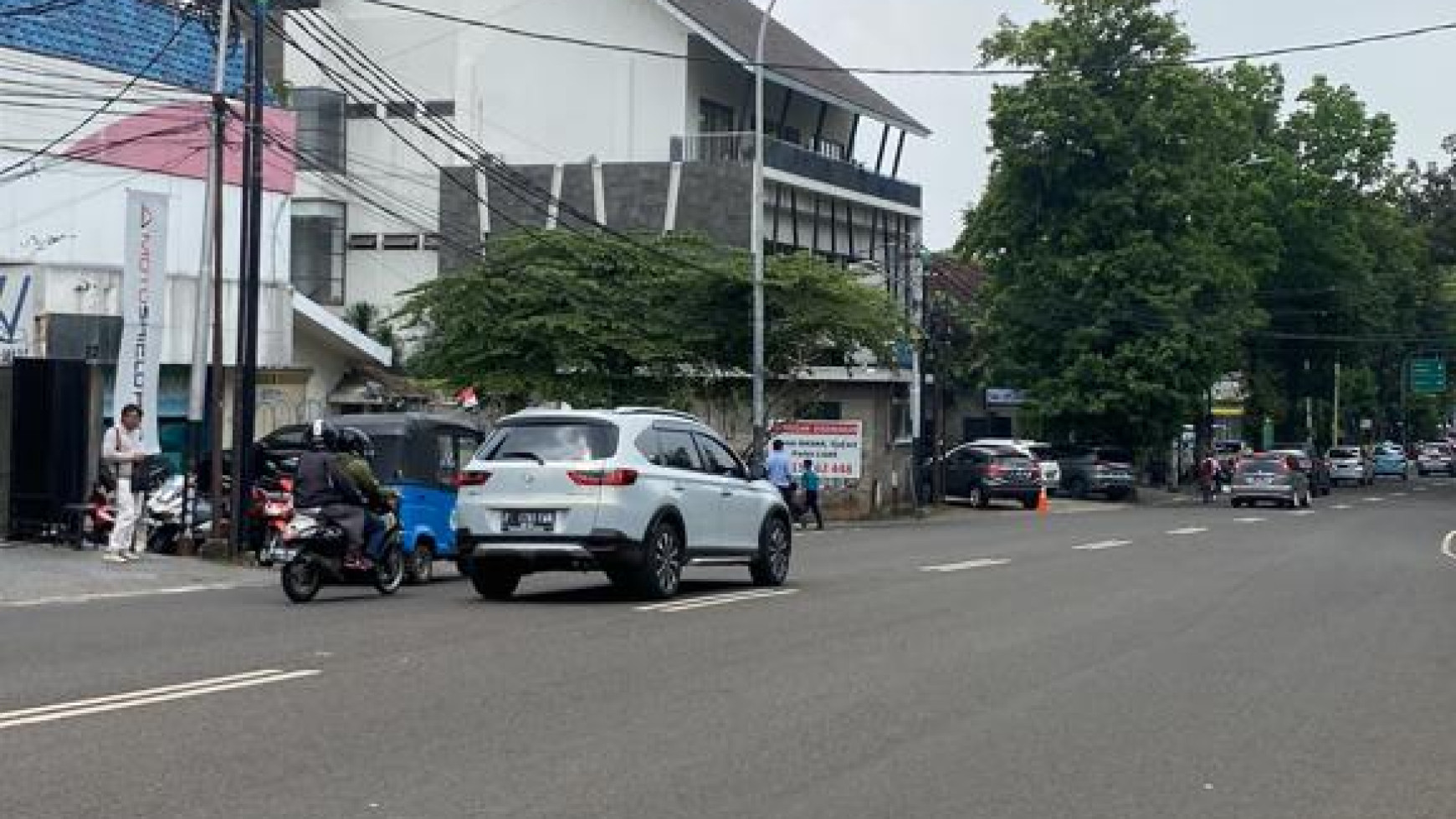 Rumah Hitung Tanah Lokasi Pinggir Jalan Besar di Kebayoran Baru