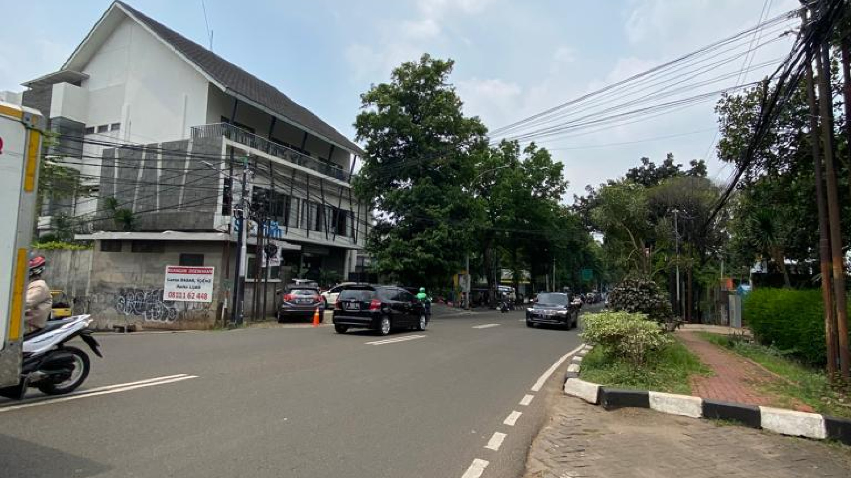 Rumah Hitung Tanah Lokasi Pinggir Jalan Besar di Kebayoran Baru