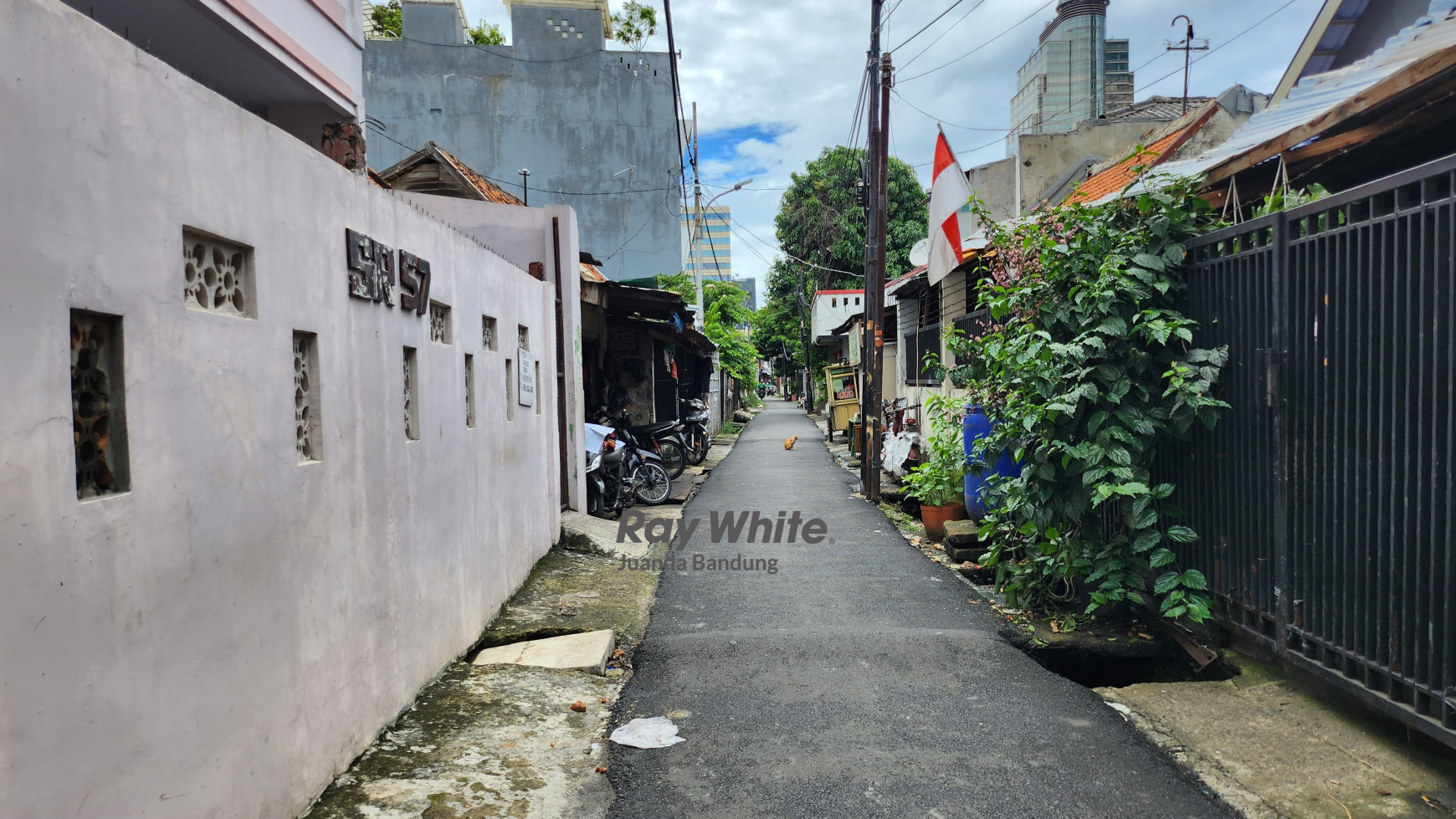 MURAH! Rumah tua di jantung kota hanya 7 menit jalan kaki ke Sarinah