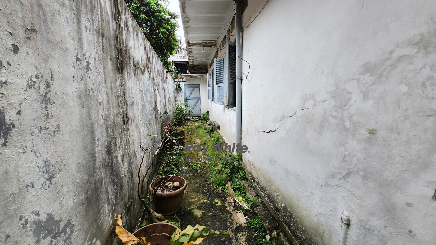 MURAH! Rumah tua di jantung kota hanya 7 menit jalan kaki ke Sarinah