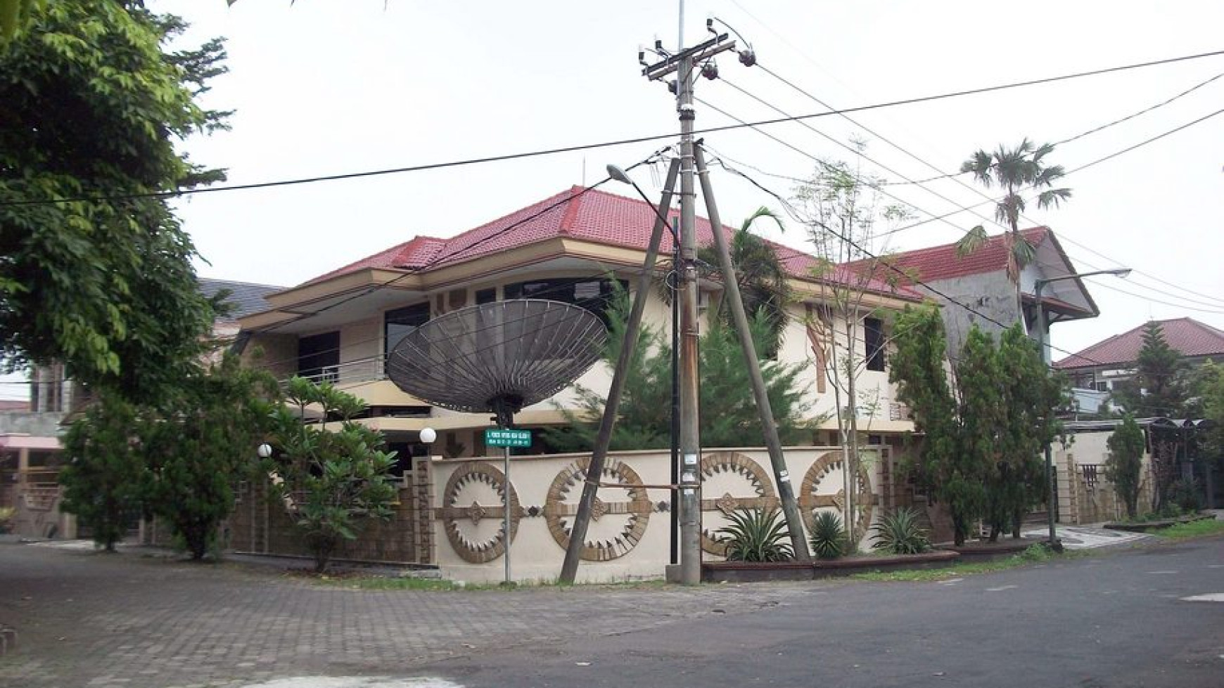 Rumah di Taman Pondok Indah Wiyung Surabaya, 2 Lantai, Hook/Pojokan, Siap Huni, bisa disewakan !!!