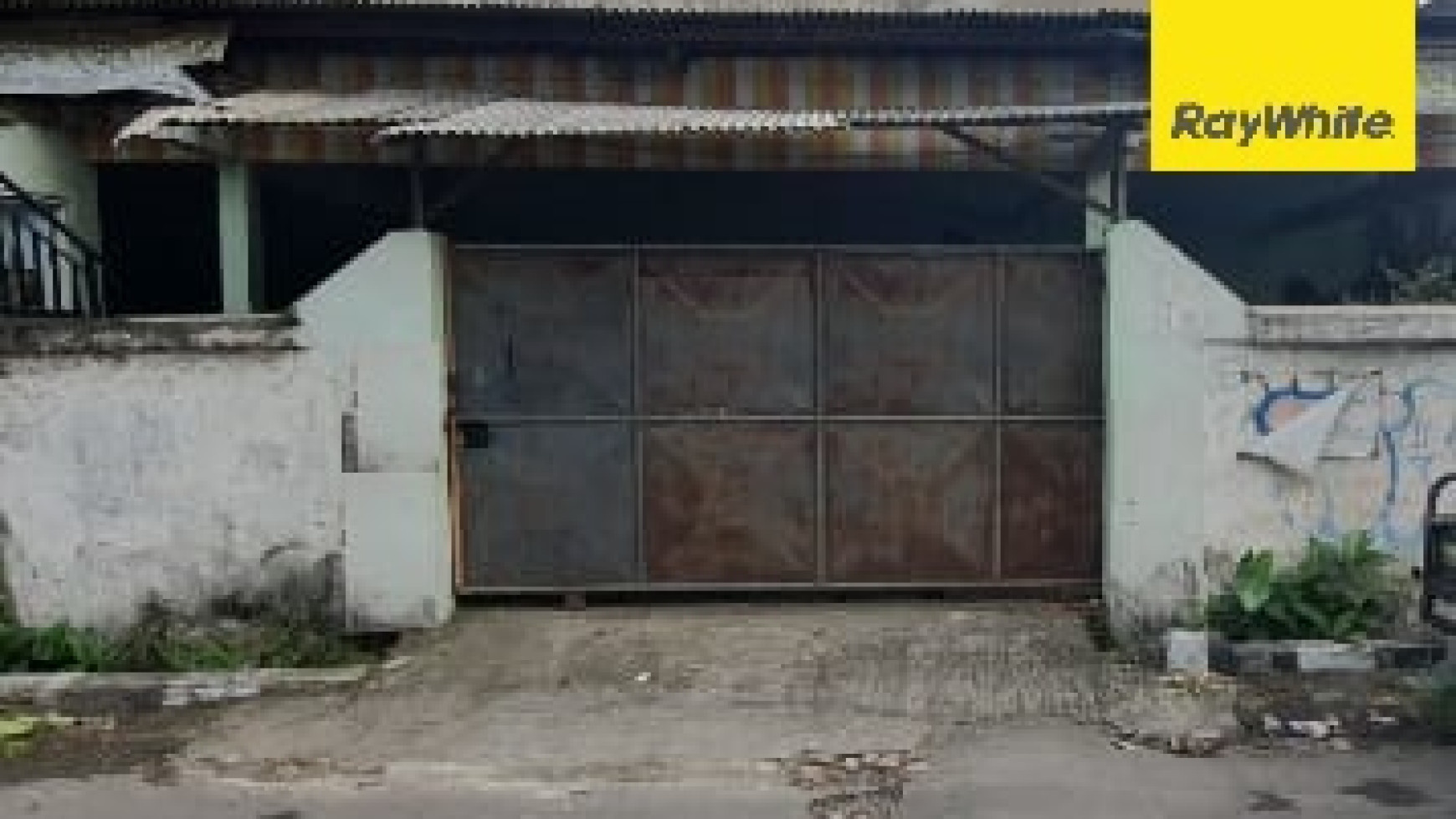 Disewakan Rumah Strategis Area Komersial di Jl Pacuan Kuda Surabaya