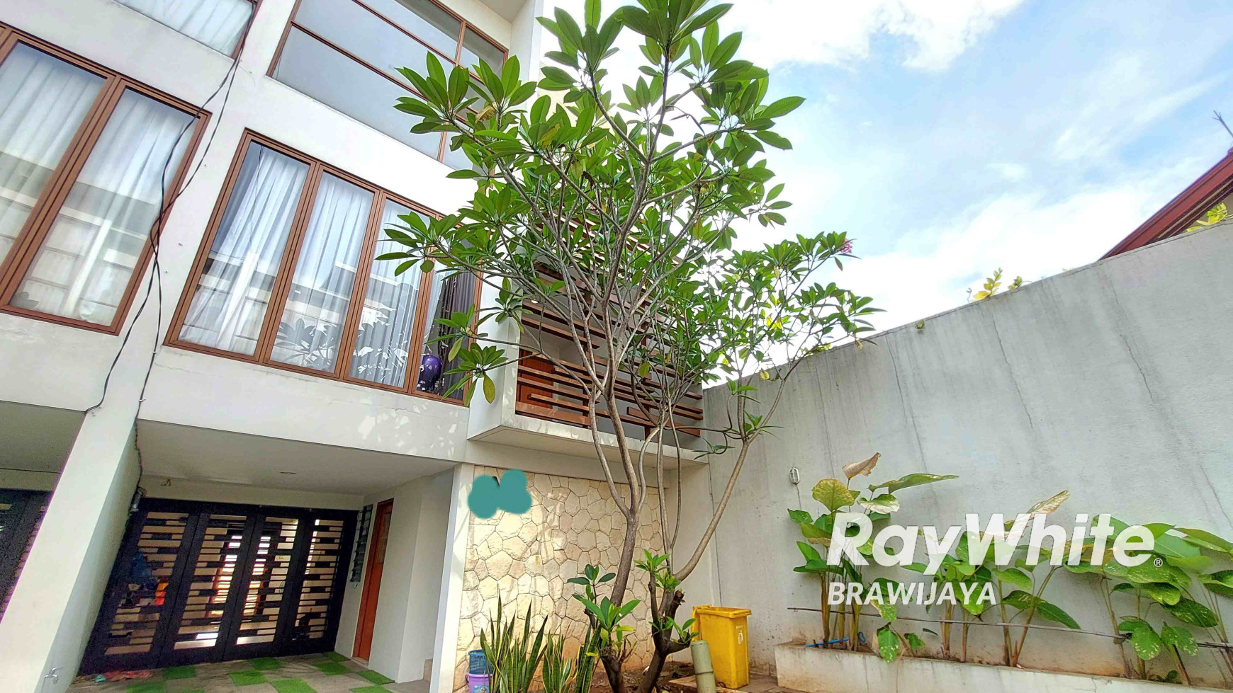 TOWNHOUSE DI BENOA RESIDENCE, JERUK PURUT, PRIVATE POOL, HANYA 1 KM KE PINTO TOL AMPERA