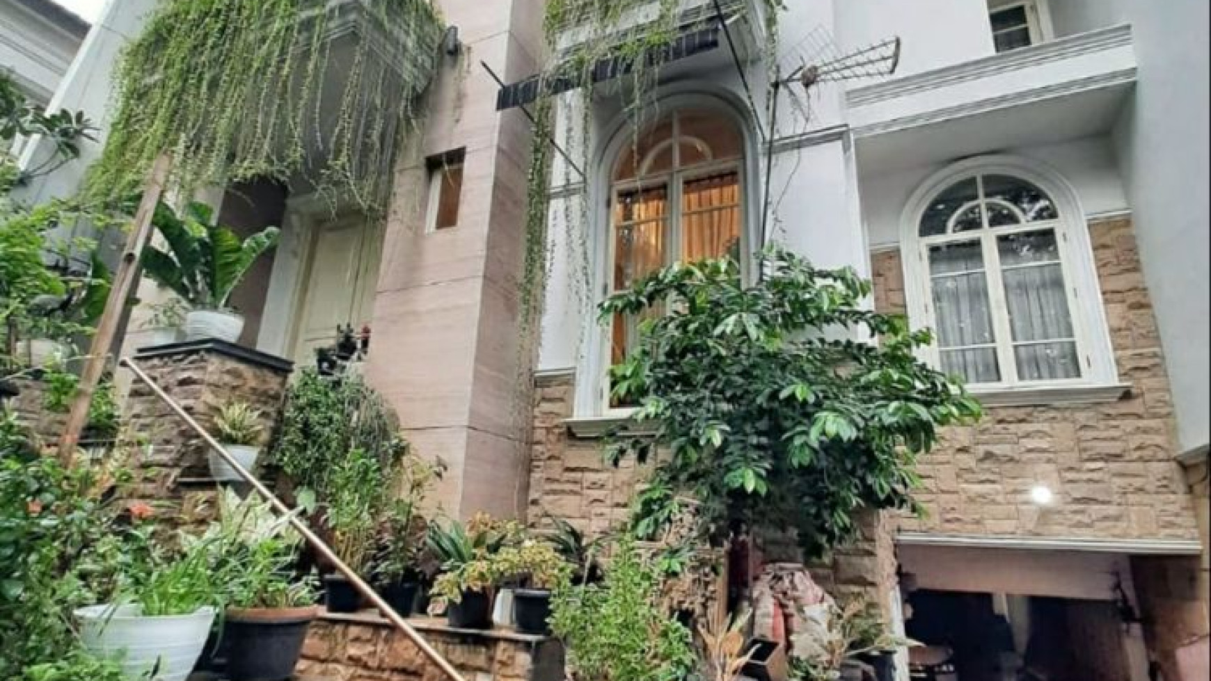 DISEWA RUMAH JALAN TAMAN WIDYA CHANDRA KEBAYORAN BARU JAKARTA SELATAN