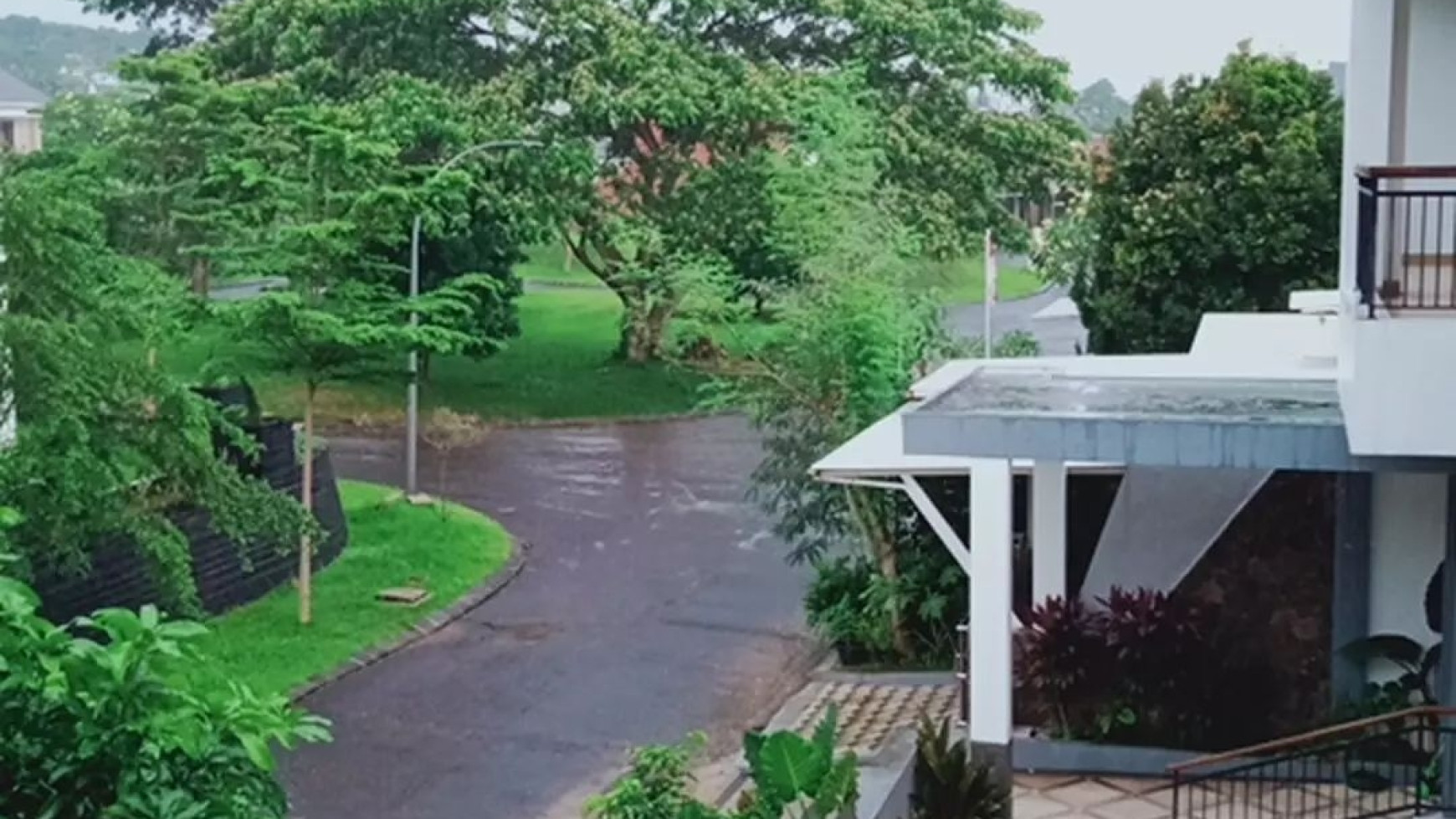 Rumah View Danau Bonus Kitchen Set Exclusive di Citra Garden