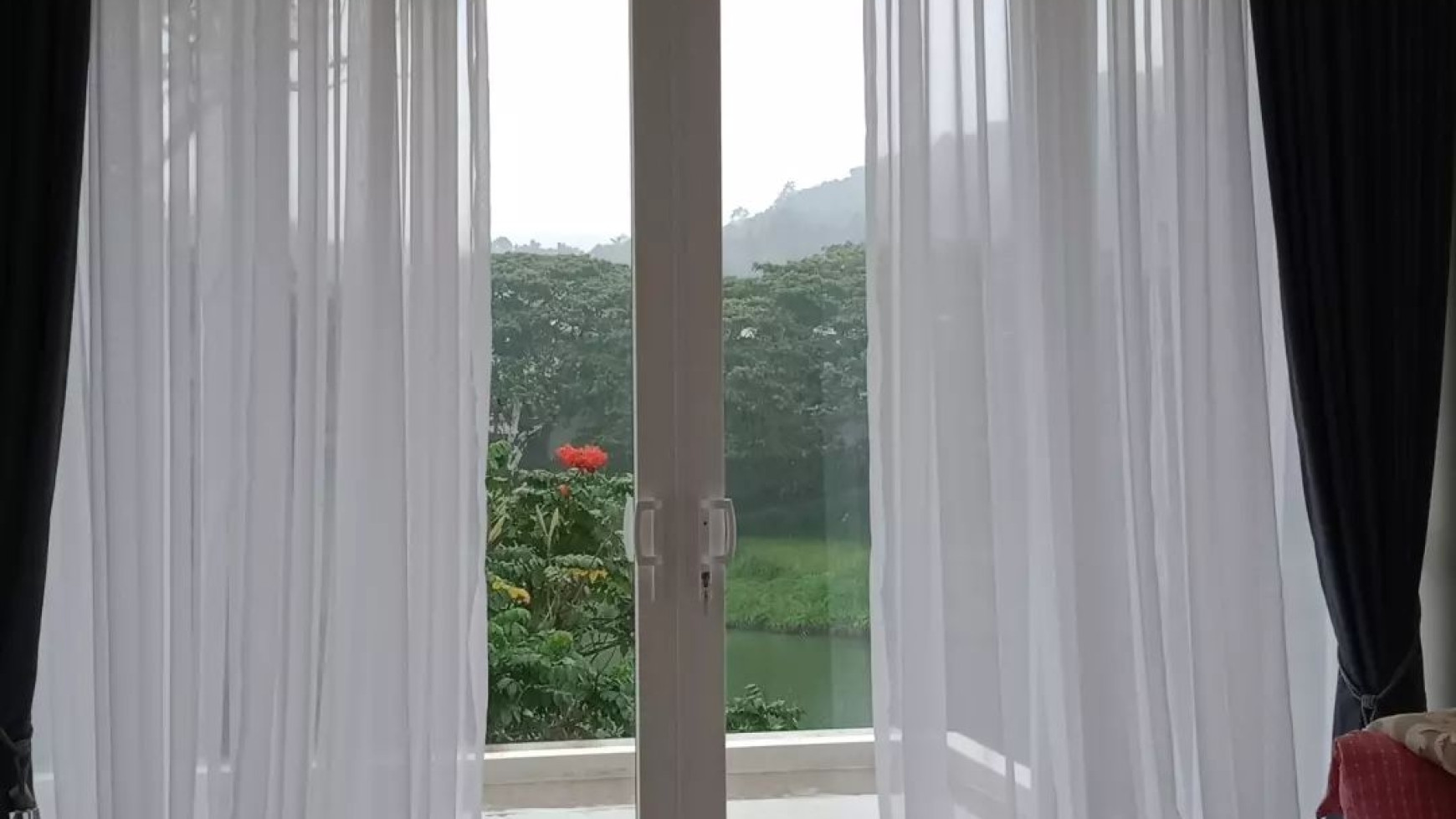 Rumah View Danau Bonus Kitchen Set Exclusive di Citra Garden