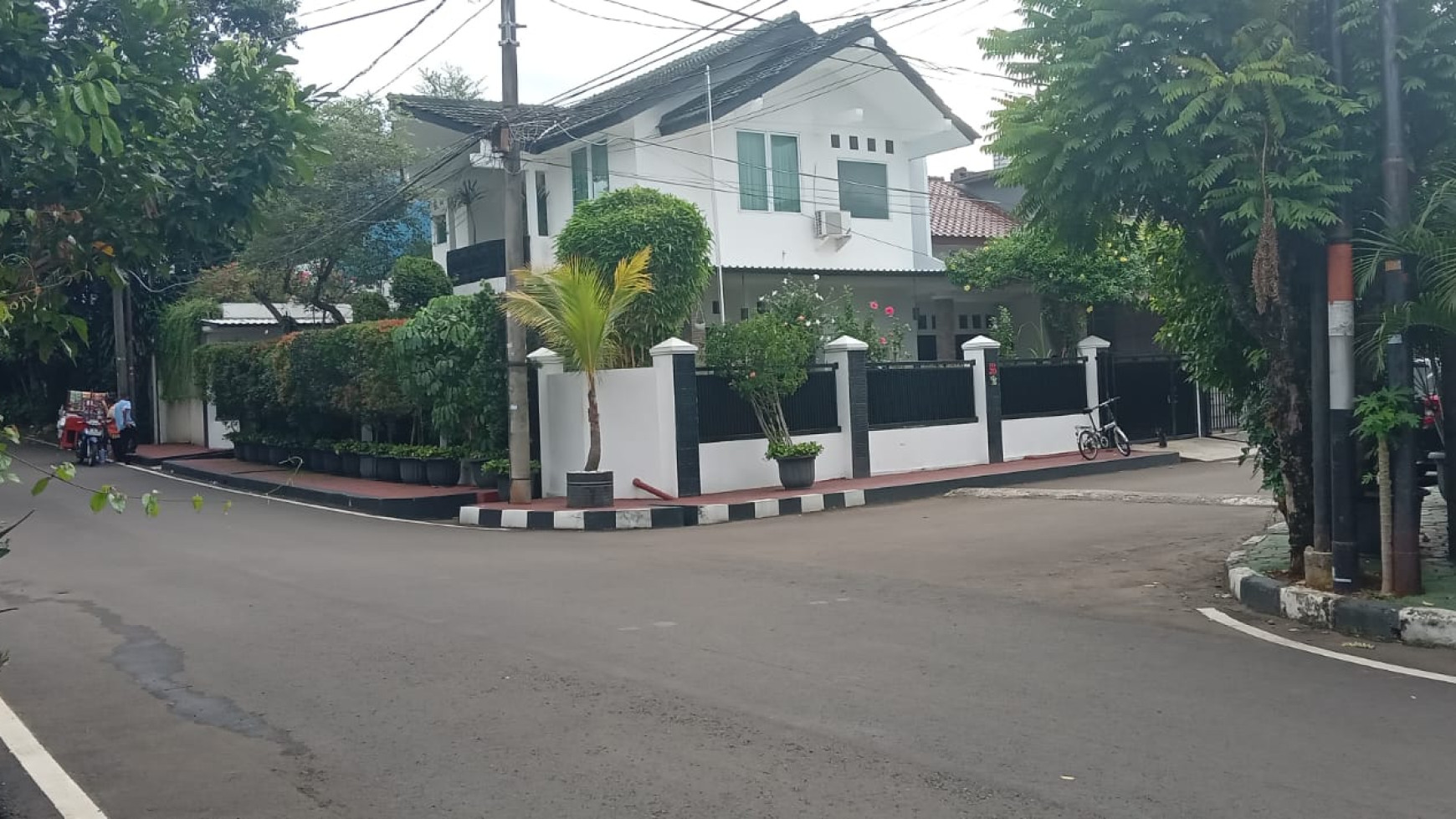 Rumah Sangat Terawat Dalam Komplek Strategis Di Lebak Bulus