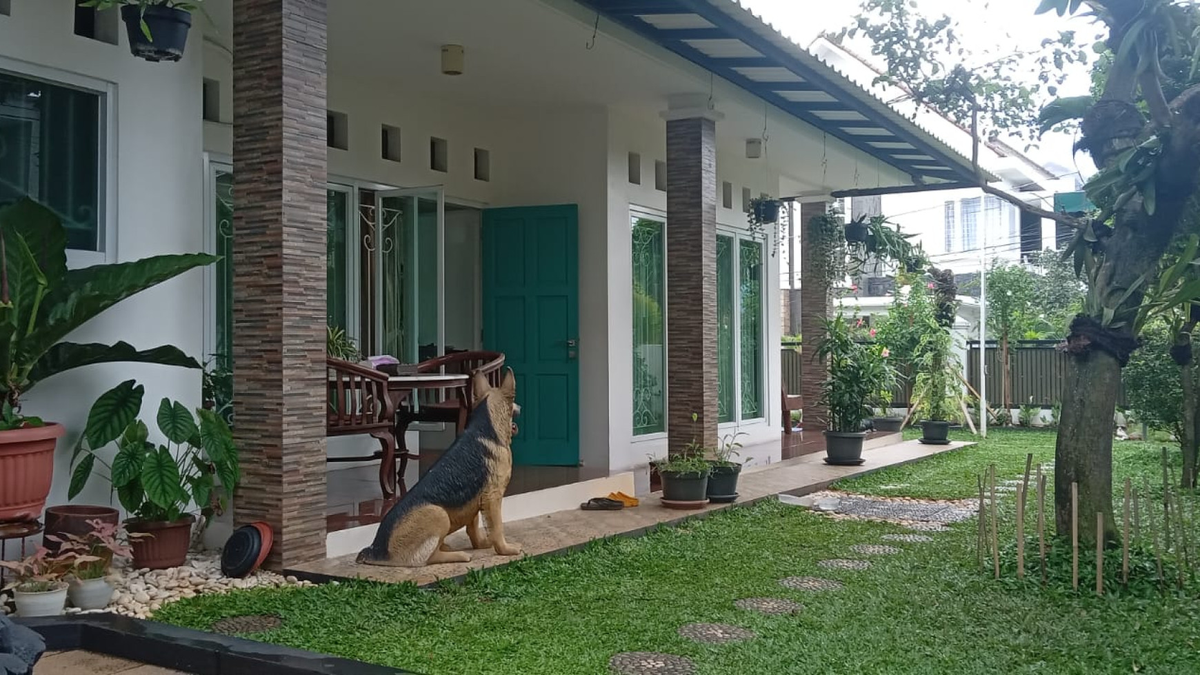 Rumah Sangat Terawat Dalam Komplek Strategis Di Lebak Bulus