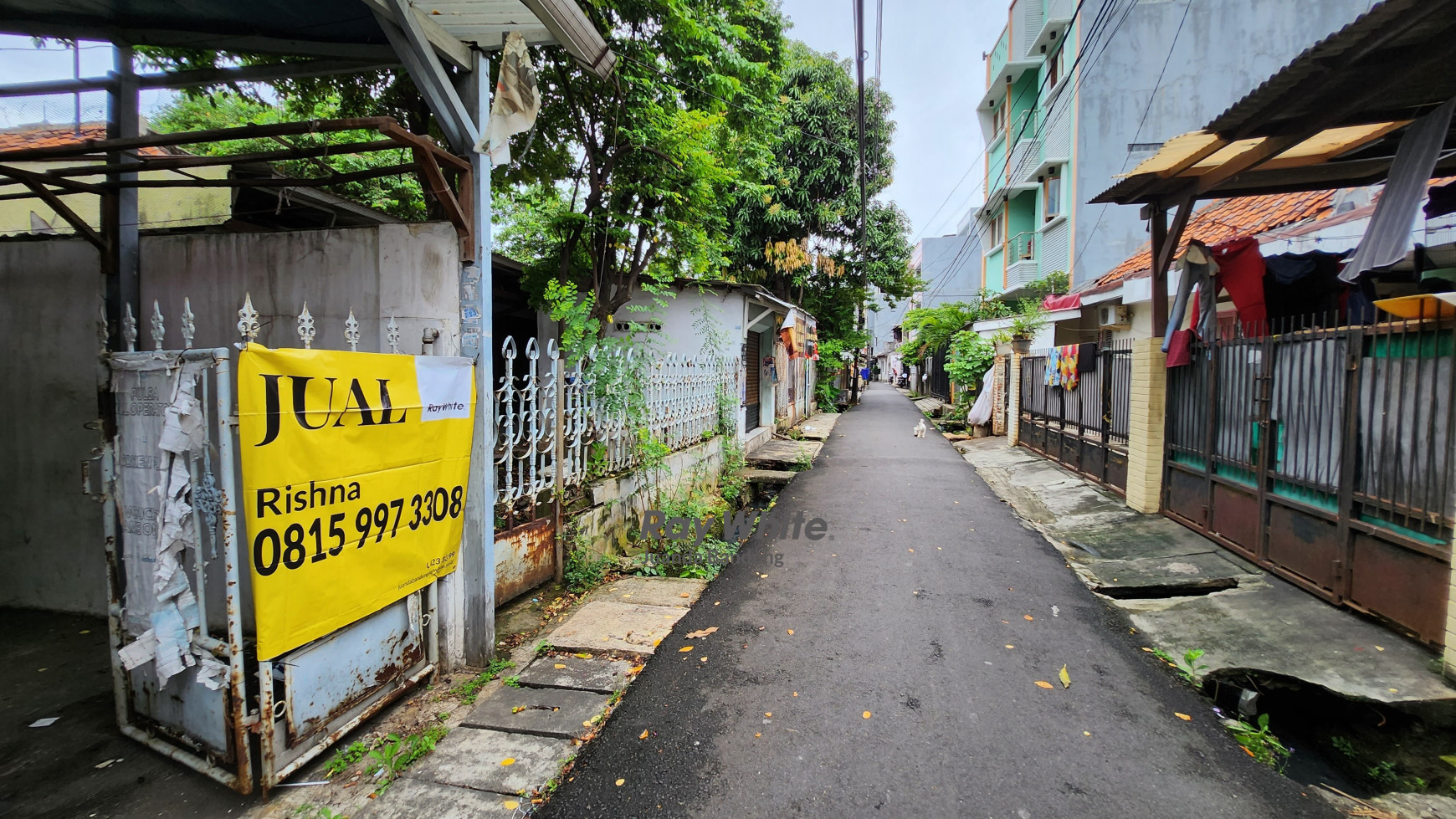 MURAH! Rumah tua di jantung kota hanya 7 menit jalan kaki ke Sarinah