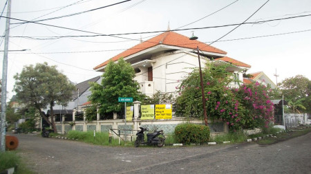 Rumah di Jemur Andayani, Hook/Pojokan, Row Jalan lebar bisa 3 mobil, bisa untuk rumah tinggal/kantor - NH -