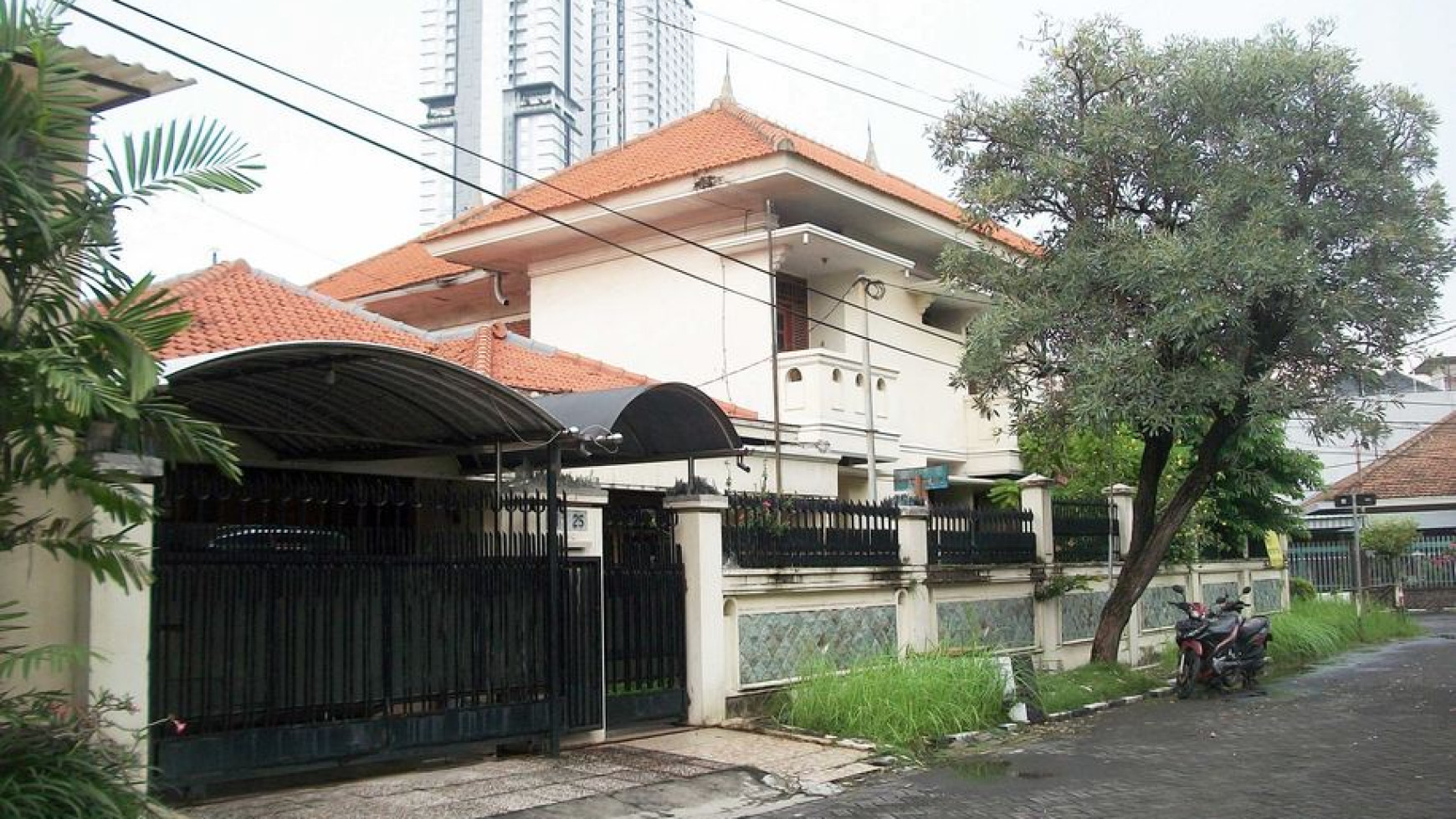 Rumah di Jemur Andayani, Hook/Pojokan, Row Jalan lebar bisa 3 mobil, bisa untuk rumah tinggal/kantor - NH -