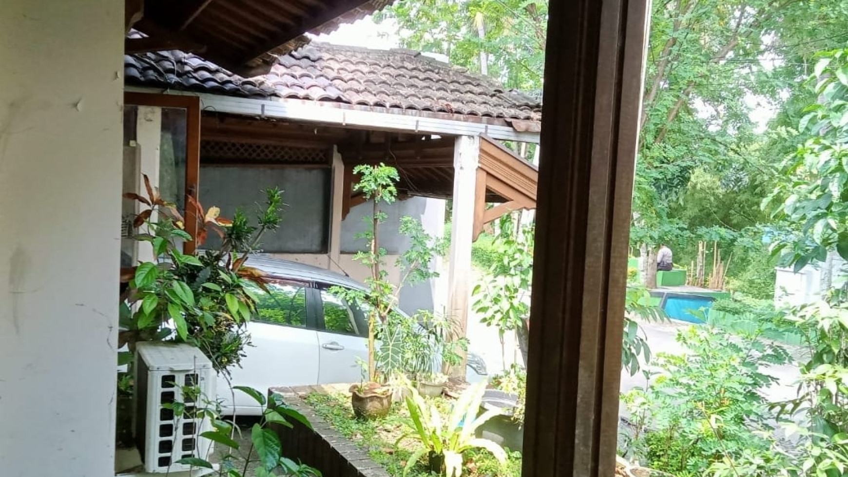 Rumah Tua dengan Bangunan Kokoh dan Halaman Luas @Pesona Depok