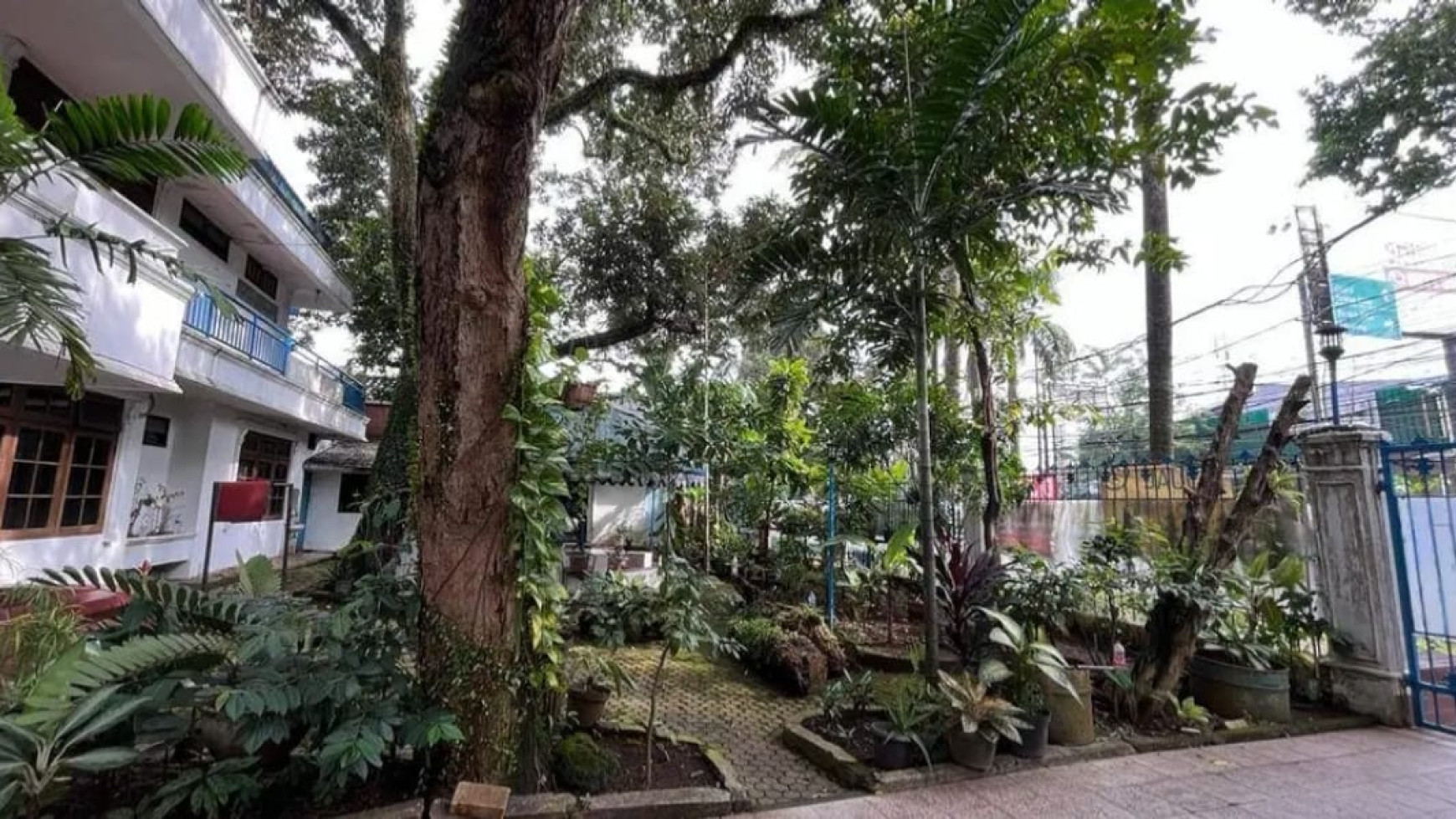 Rumah Lokasi Strategis Pinggir Jalan dan Cocok Untuk Ruang Usaha @Lebak Bulus