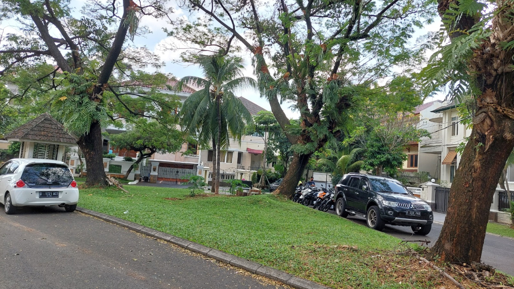 SEWA RUMAH MEWAH YANG NYAMAN PONDOK INDAH