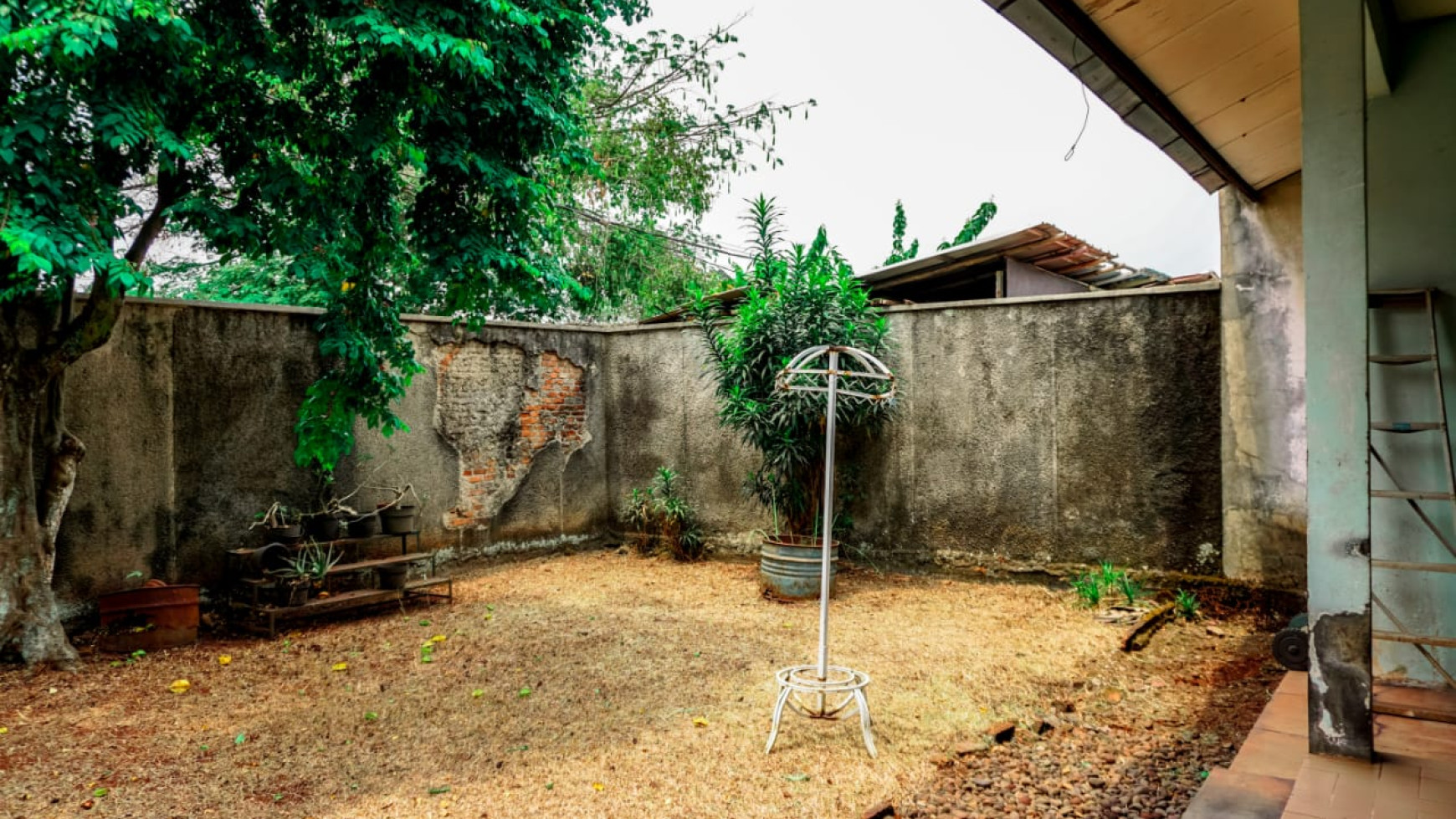 Rumah Lokasi Strategis dengan Halaman Luas @Ulujami, Jakarta Selatan