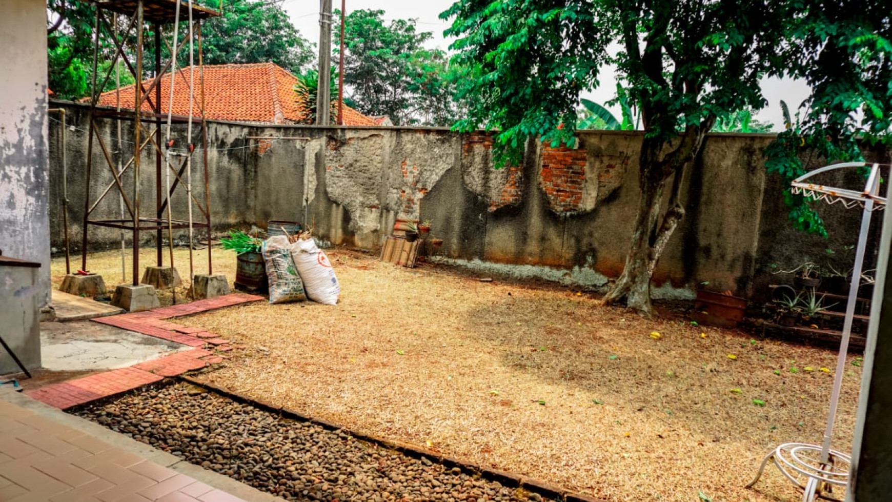 Rumah Lokasi Strategis dengan Halaman Luas @Ulujami, Jakarta Selatan