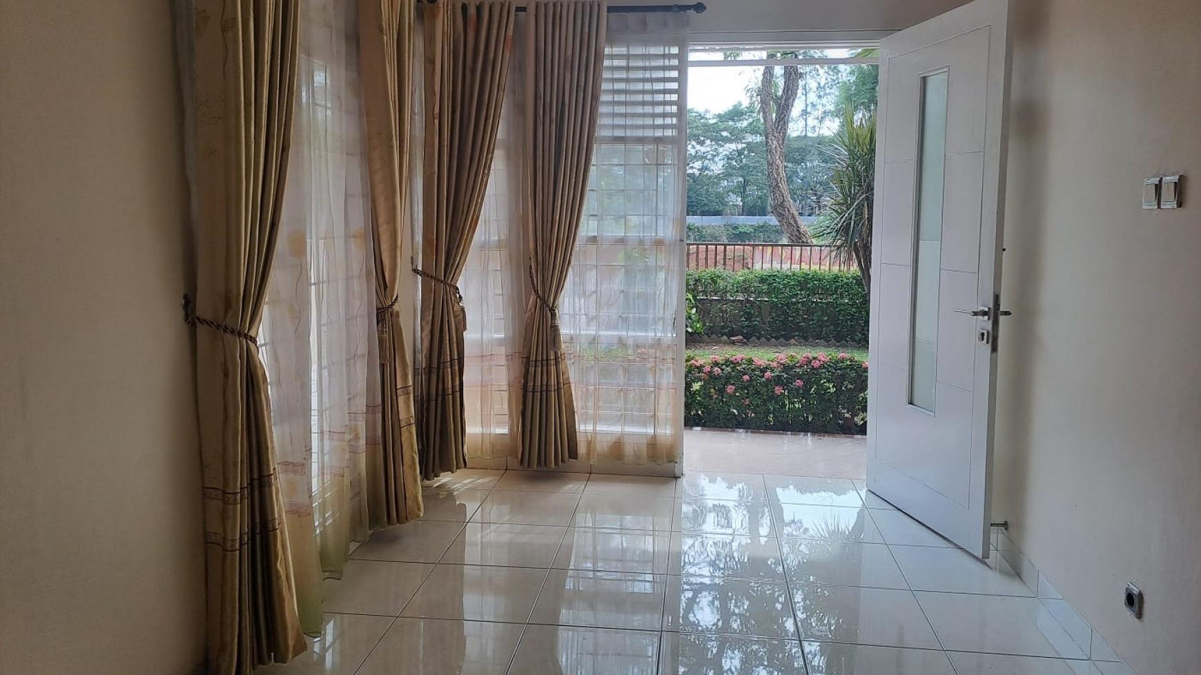 Hot Sale. Rumah 2 Lantai Di Serpong Park, Kawasan Bagus..