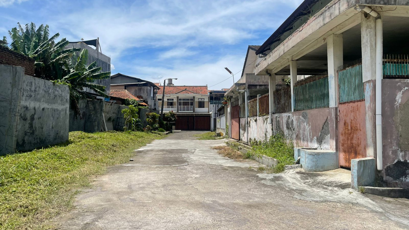 Rumah dengan Fasilitas Gudang di Taman Holis, Cigondewah, Bandung